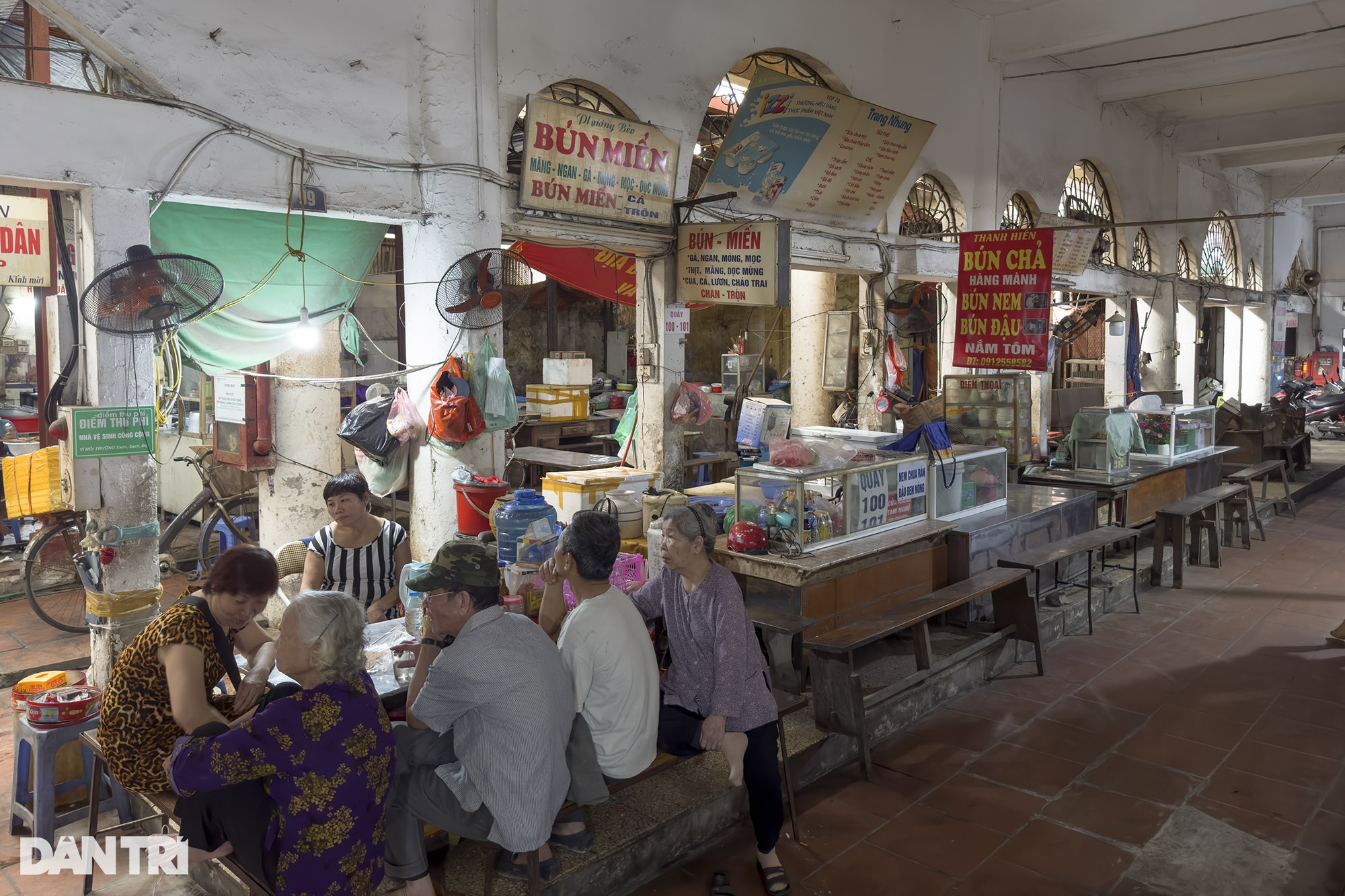 Hà Nội: Nhiều chợ truyền thống sập xệ xuống cấp, chợ kiểu mới ế ẩm - 6
