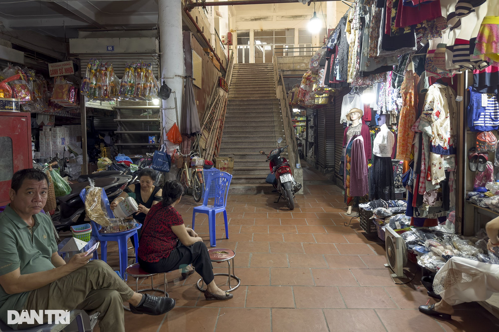 Hà Nội: Nhiều chợ truyền thống sập xệ xuống cấp, chợ kiểu mới ế ẩm - 7