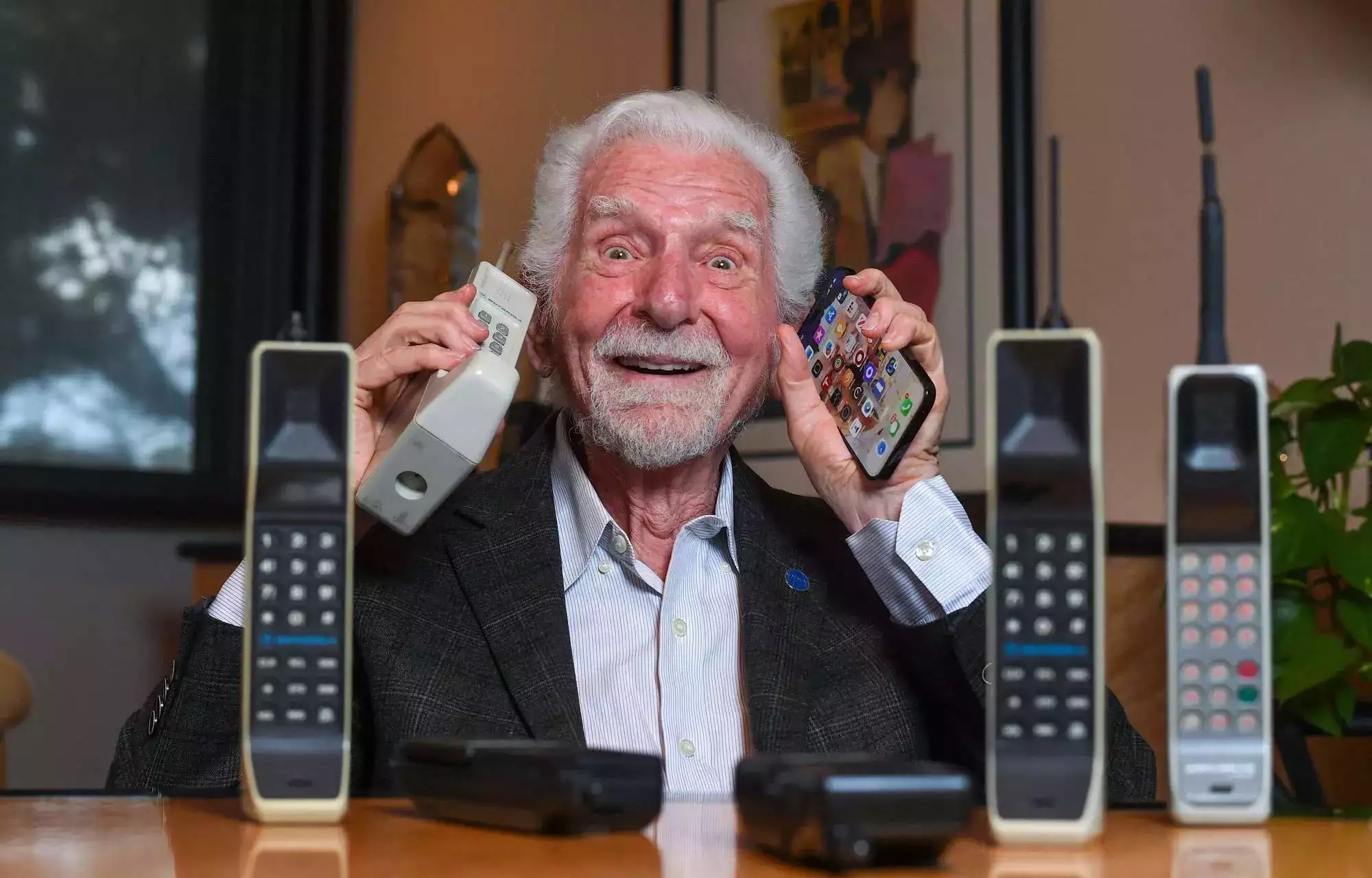 Có lẽ Martin Cooper cũng không thể ngờ rằng điện thoại di động đã trở thành một phần không thể thiếu trong cuộc sống của nhiều người ở thời điểm hiện tại (Ảnh: AFP).