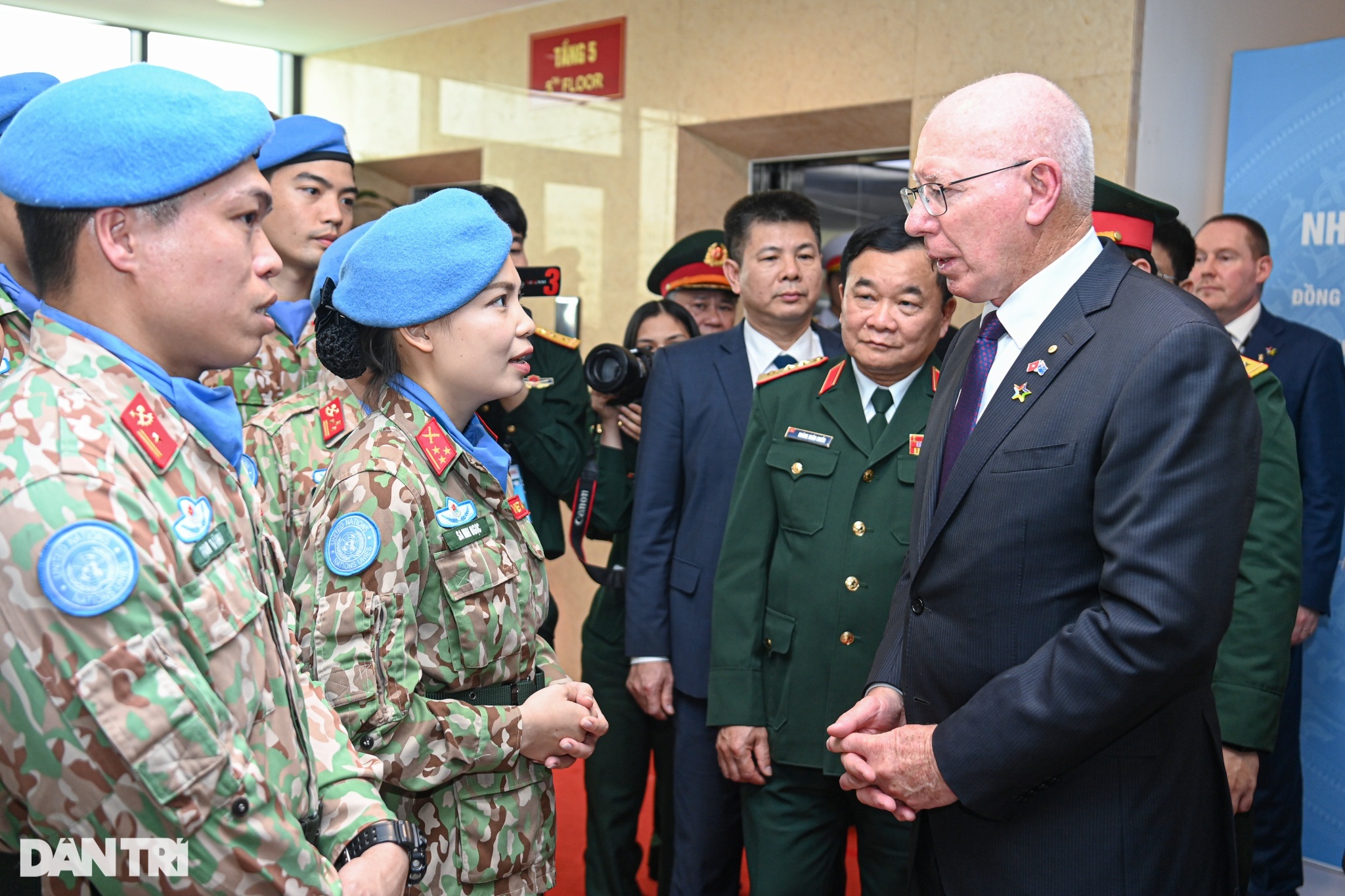 Chủ tịch nước và Toàn quyền Australia thăm Cục gìn giữ hòa bình Việt Nam - 7