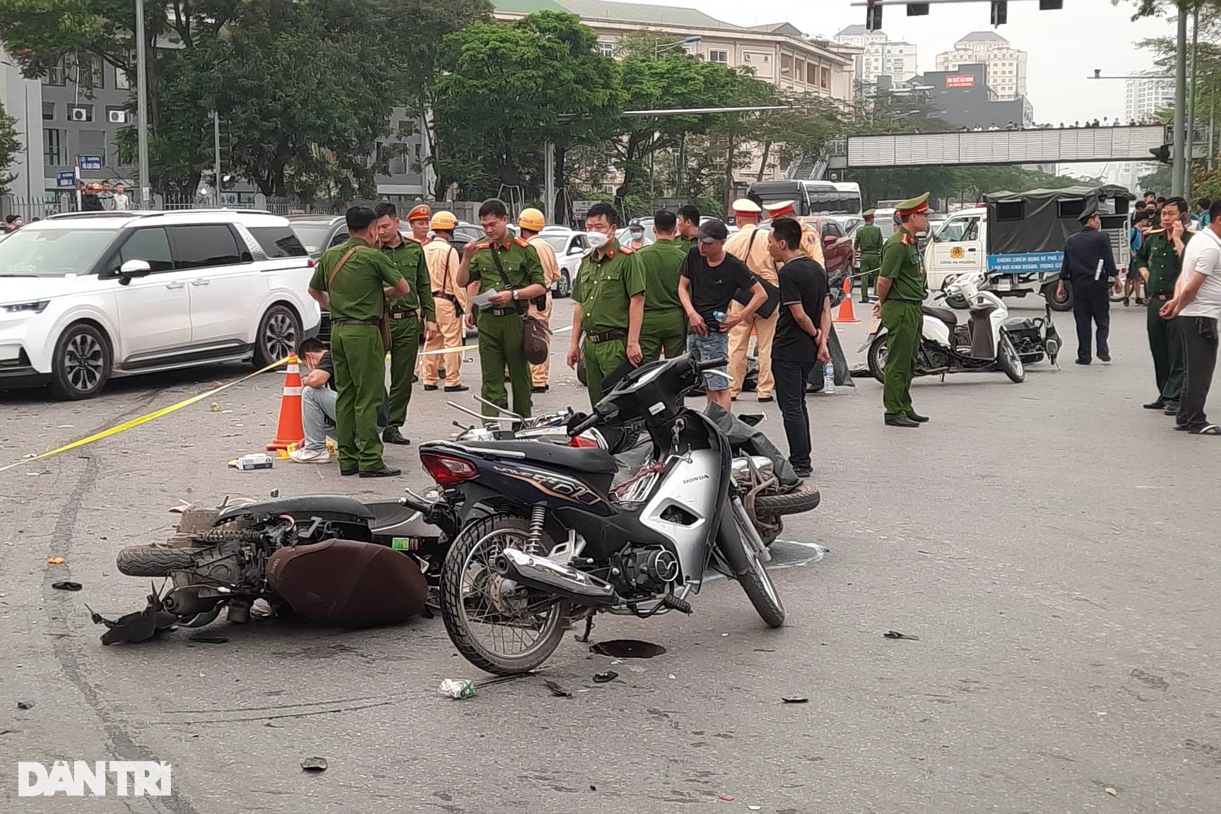 Nhân chứng vụ ô tô tông 17 xe máy: Tài xế bật khóc sau khi gây tai nạn - 3