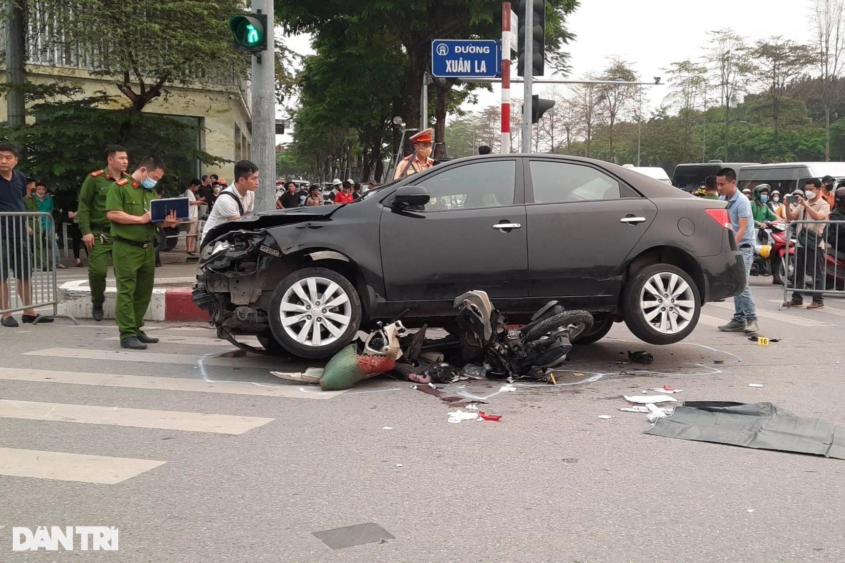 Nhân chứng vụ ô tô tông 17 xe máy: Tài xế bật khóc sau khi gây tai nạn - 1