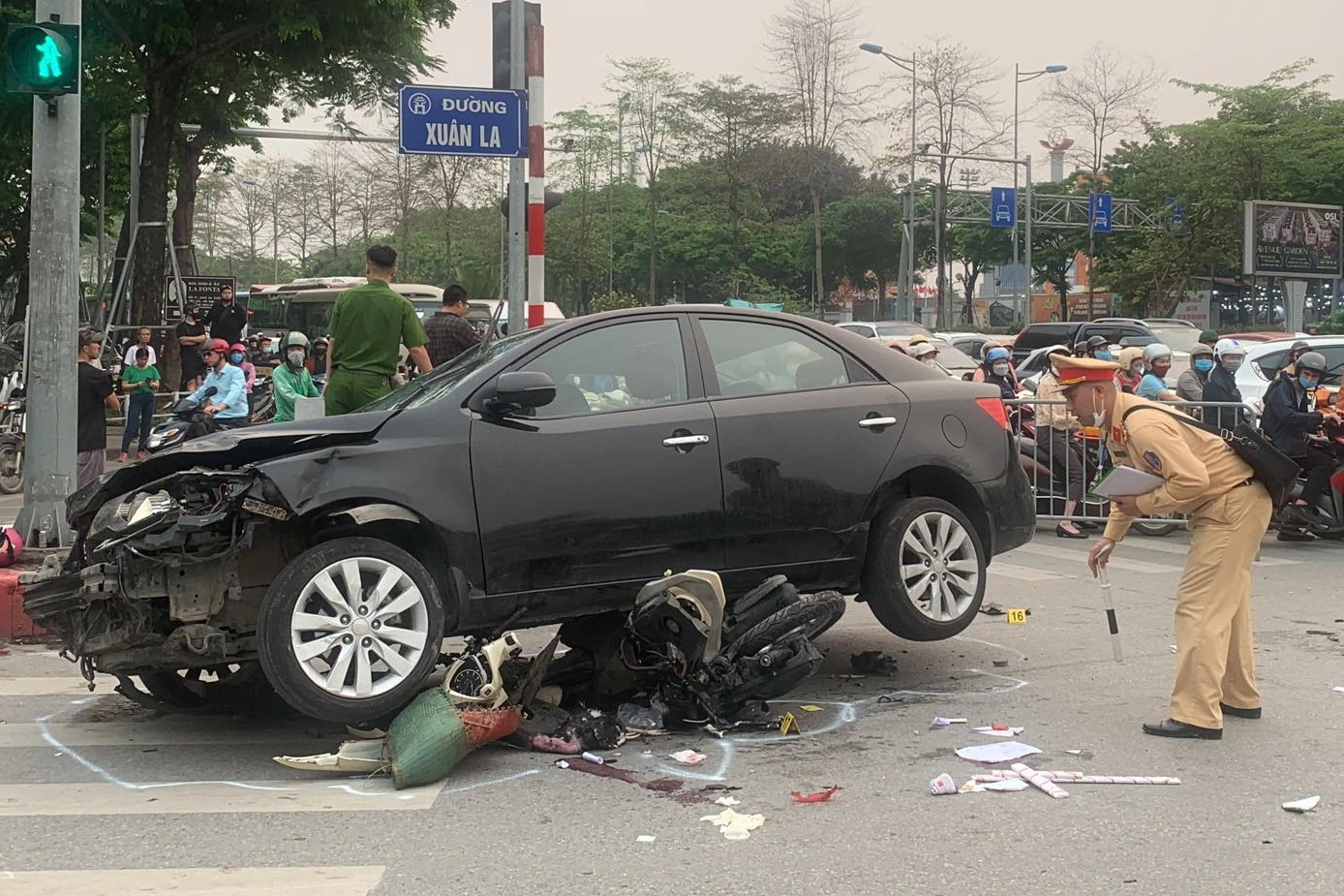 Tài xế ô tô kể lại khoảnh khắc tông liên hoàn 17 xe máy ở Hà Nội - 2