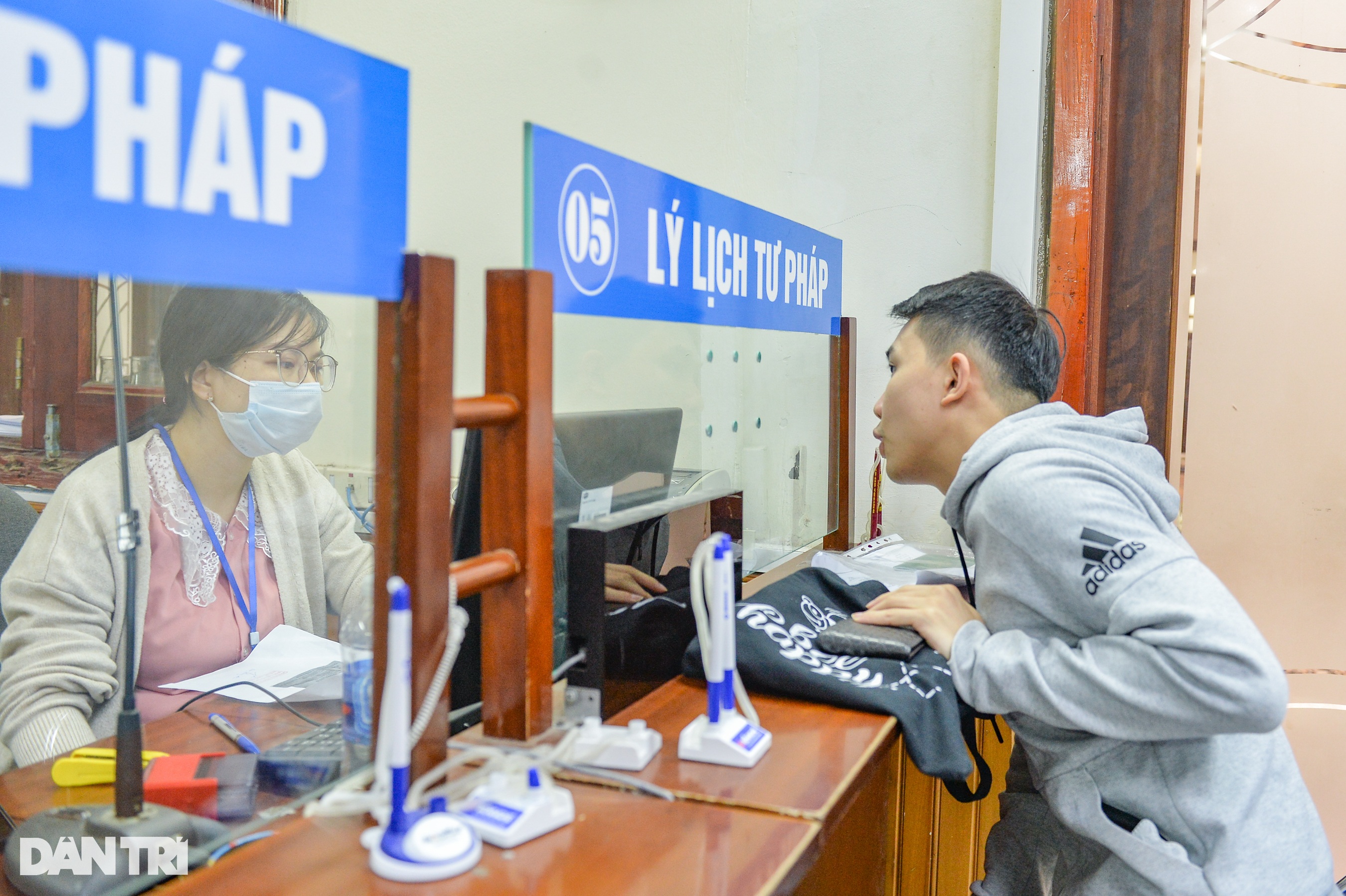 Hà Nội: Xếp hàng từ 4h sáng xin cấp phiếu lý lịch tư pháp - 10