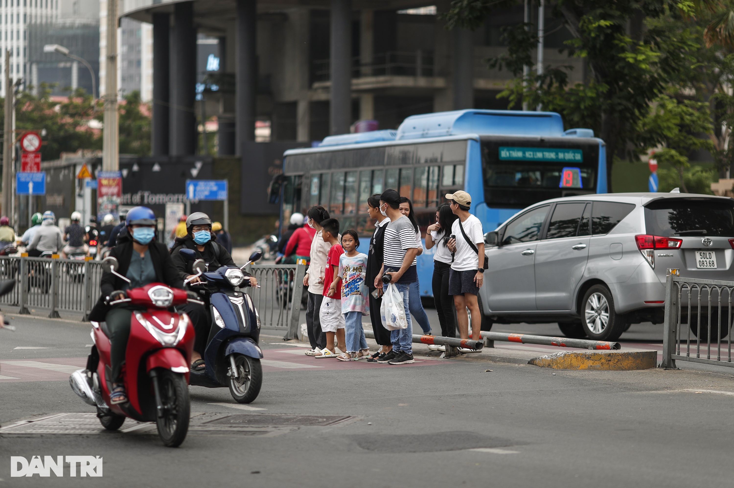 Người dân băng đường, vượt rào qua bến Bạch Đằng vì thiếu cầu bộ hành - 9 Người dân băng đường, vượt rào qua bến Bạch Đằng vì thiếu cầu bộ hành - 9