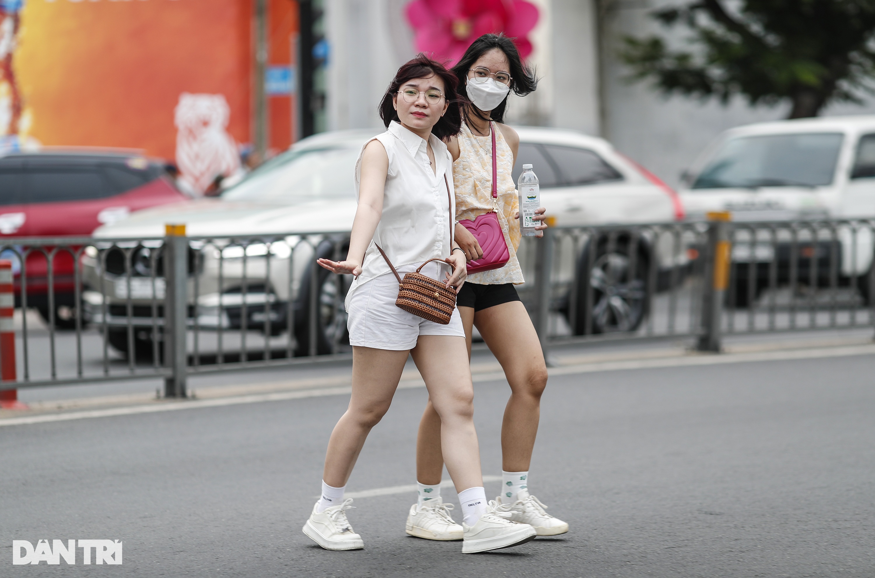 Người dân băng đường, vượt rào qua bến Bạch Đằng vì thiếu cầu bộ hành - 10 Người dân băng đường, vượt rào qua bến Bạch Đằng vì thiếu cầu bộ hành - 10