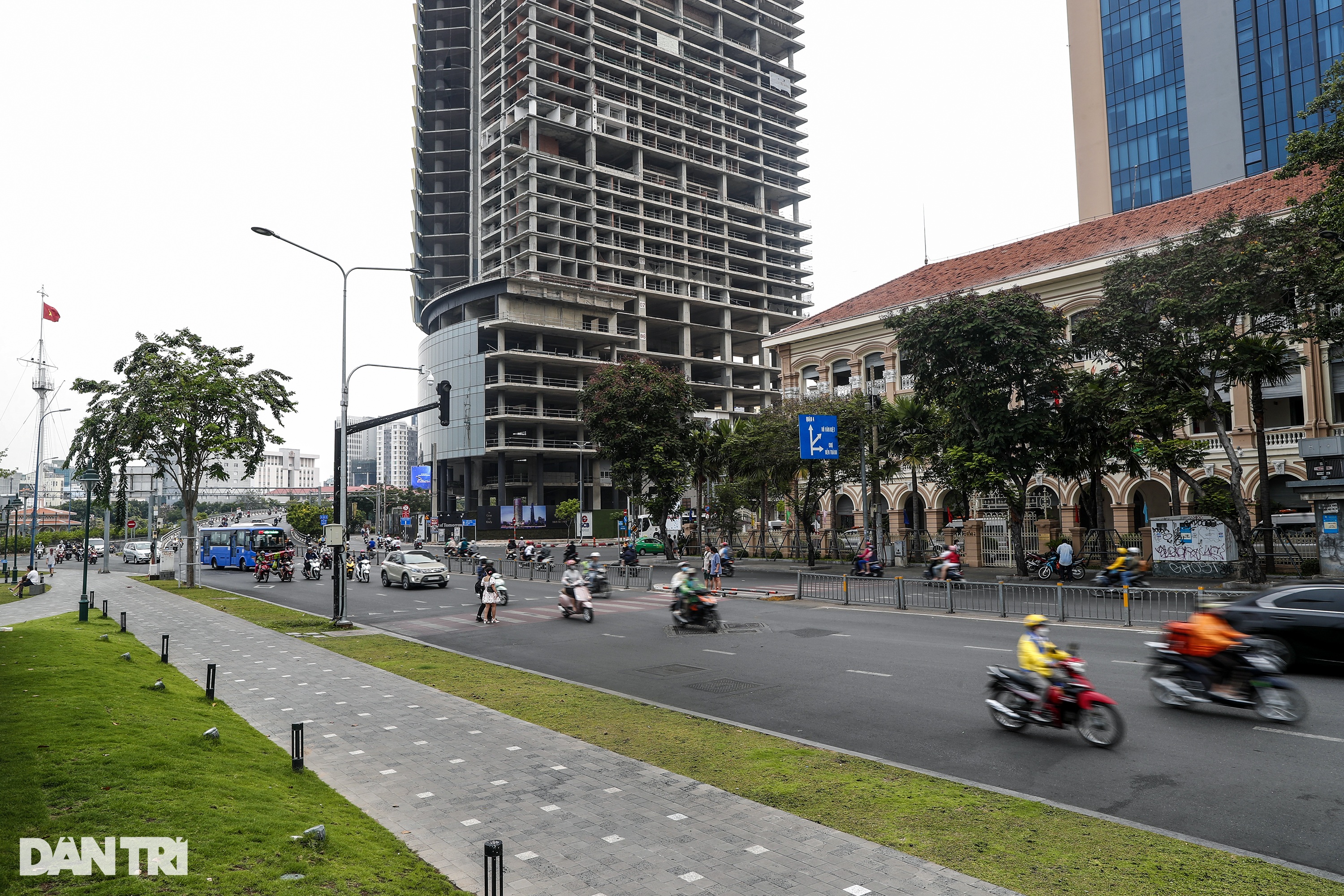 Người dân băng đường, vượt rào qua bến Bạch Đằng vì thiếu cầu bộ hành - 8 Người dân băng đường, vượt rào qua bến Bạch Đằng vì thiếu cầu bộ hành - 8
