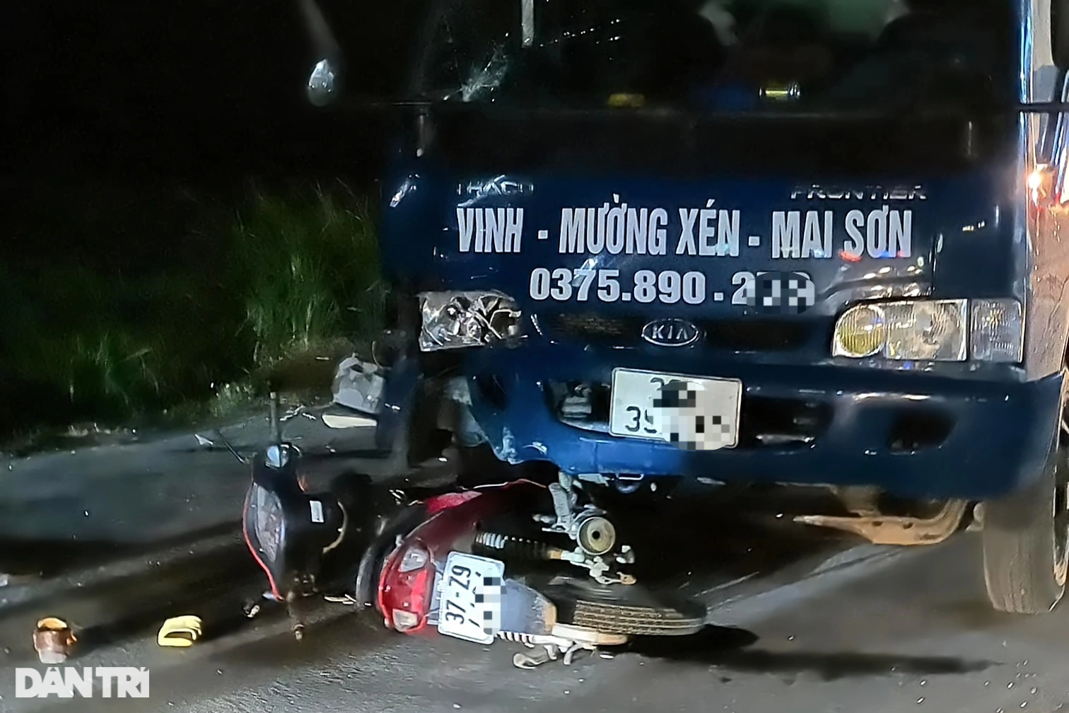3 người đàn ông đi xe máy tử vong sau khi va chạm với ô tô tải - 1
