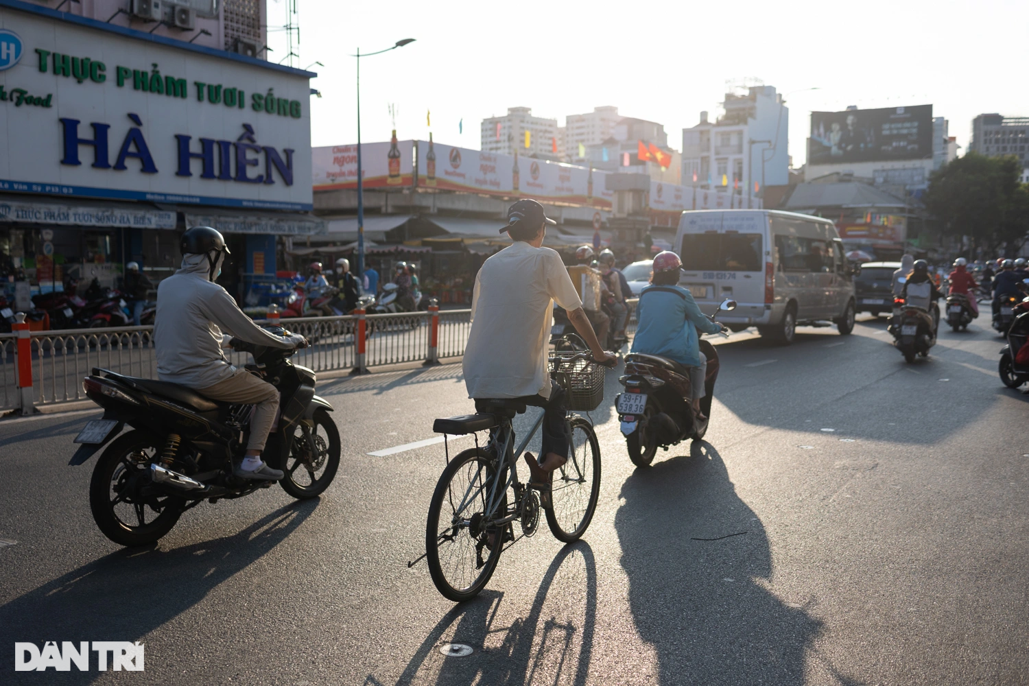 Ông Rạng đạp xe trên phố.