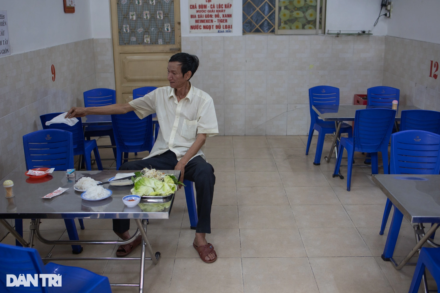 Ông Rạng tại quán ăn ưa thích của mình.