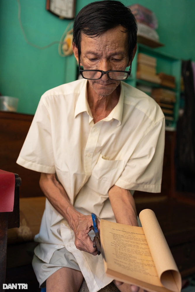 Ông Rạng đang hoàn thành những cuốn sách để giao cho khách.