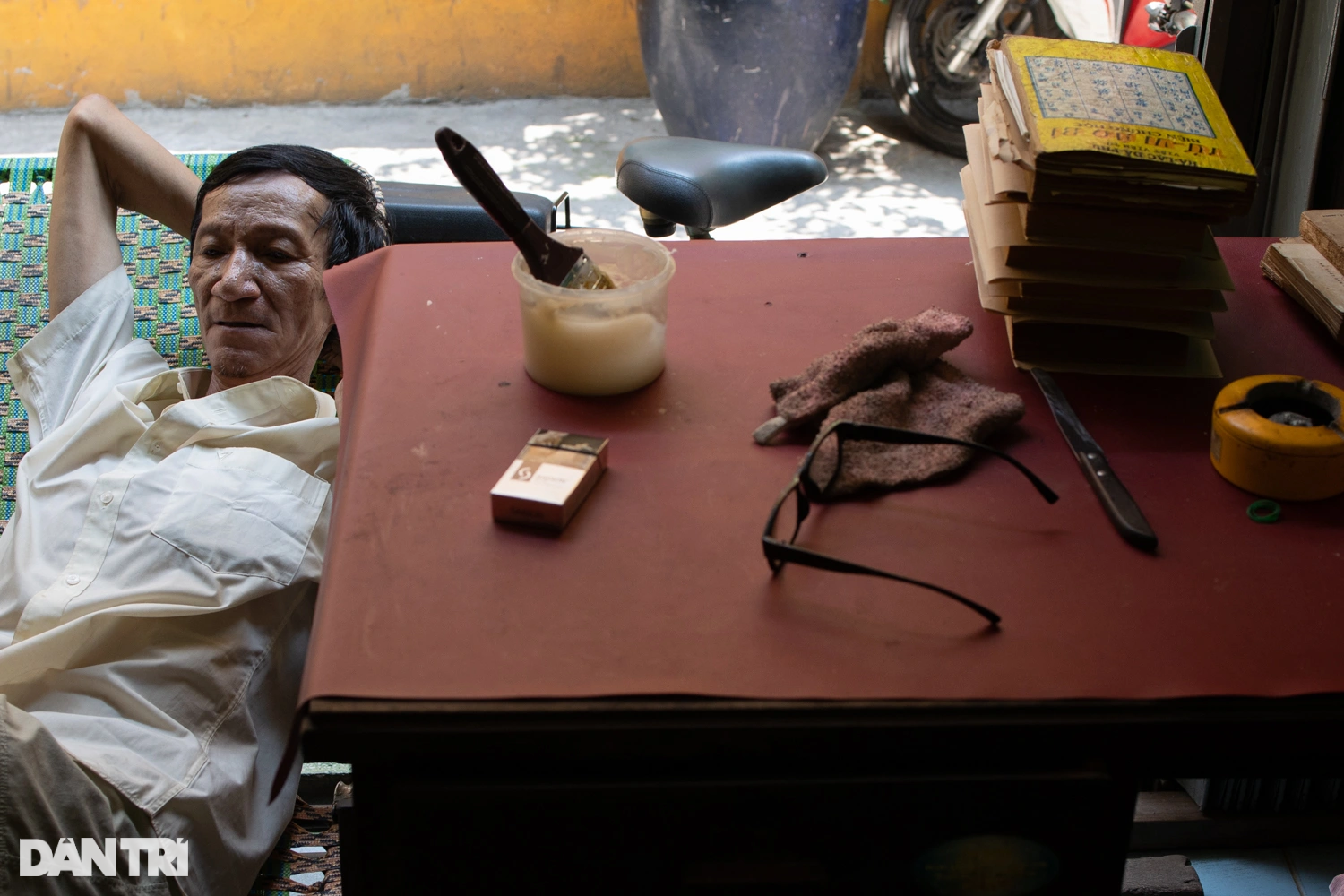 Phút giải lao ngắn ngủi của ông Rạng tại tiệm sửa sách.