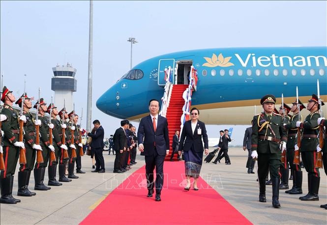 Chủ tịch nước Võ Văn Thưởng đến Vientiane, bắt đầu thăm chính thức Lào - 1