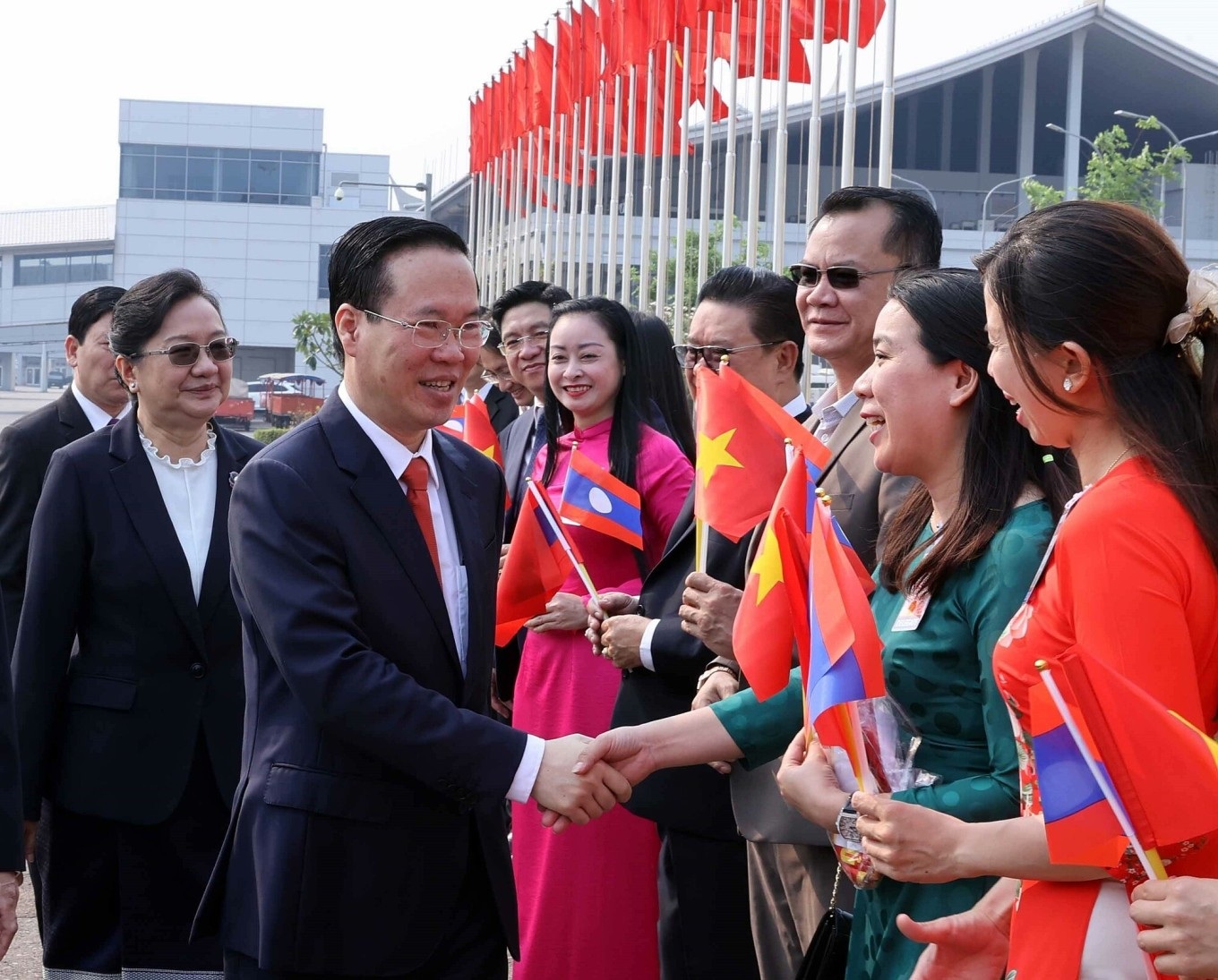 Chủ tịch nước Võ Văn Thưởng đến Vientiane, bắt đầu thăm chính thức Lào - 2