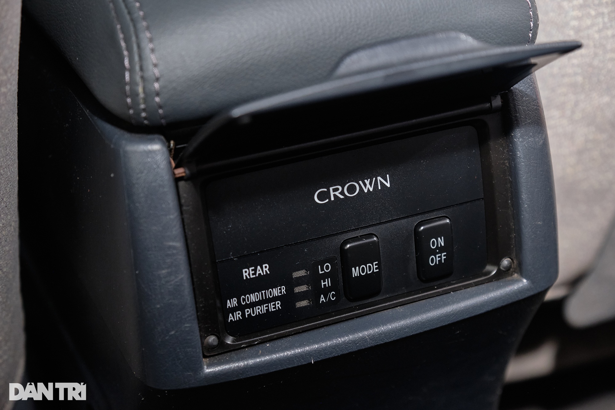 View - Cận cảnh Toyota Crown 1998: Được trả giá 1,6 tỷ đồng nhưng chủ xe chưa bán | Báo Dân trí