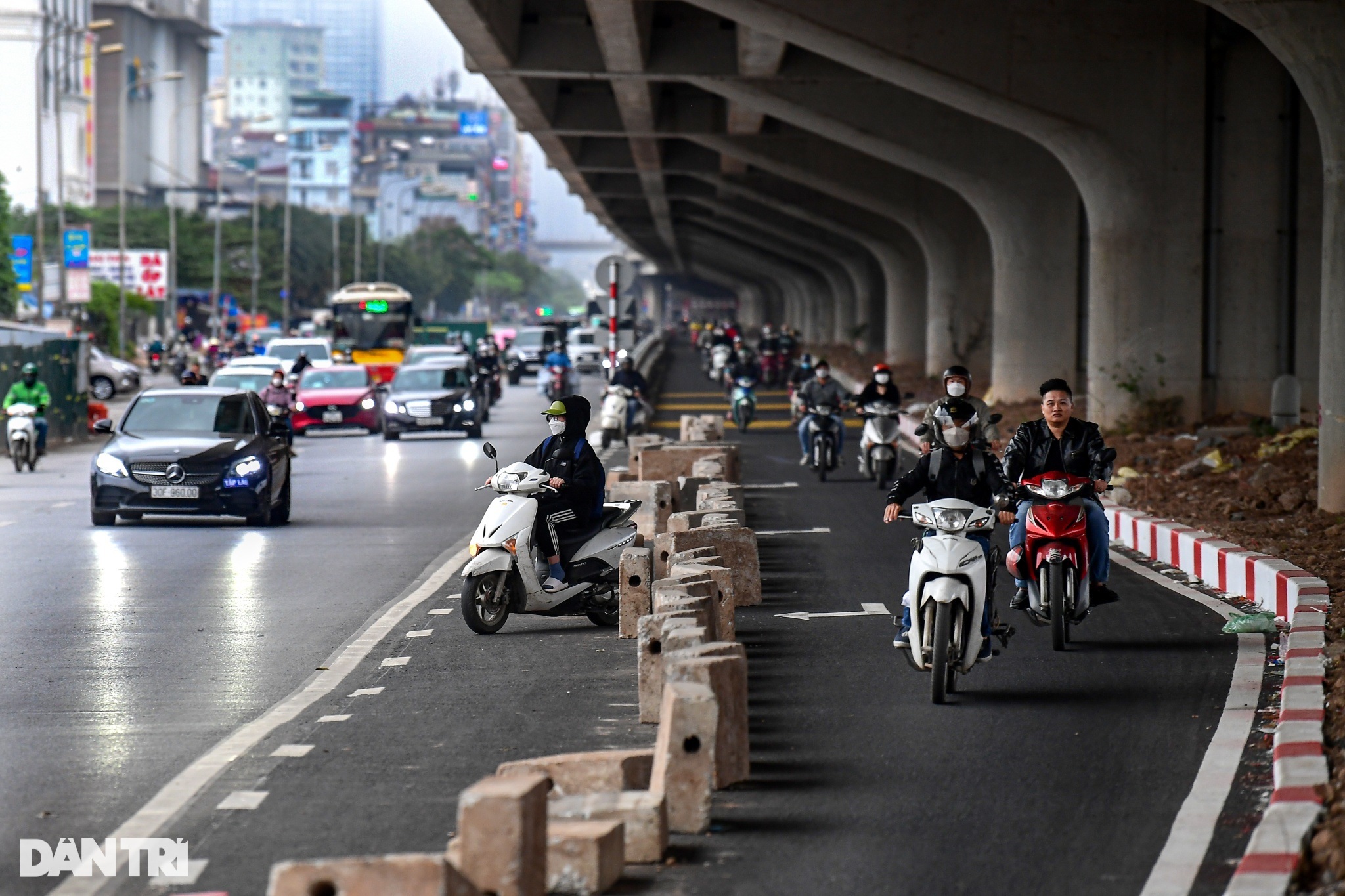 Hà Nội thông xe đường tạm tại dải phân cách trên đường Nguyễn Xiển - 1