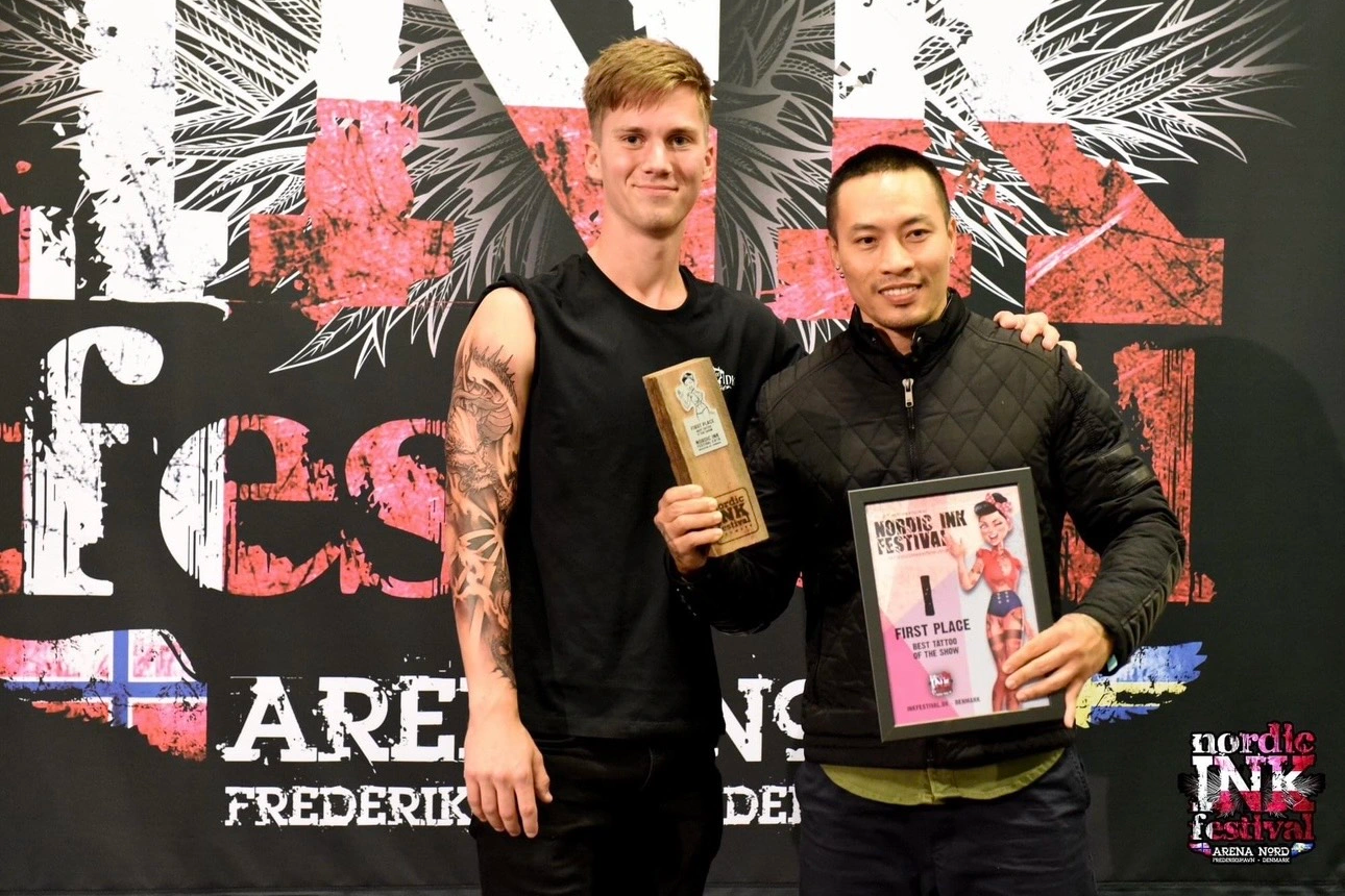 Le type qui adore faire des tours avec des tatouages et qui a une philosophie du tatouage très étrange - 4 Chàng trai thích làm xiếc với hình xăm và triết lý xăm cực lạ - 4