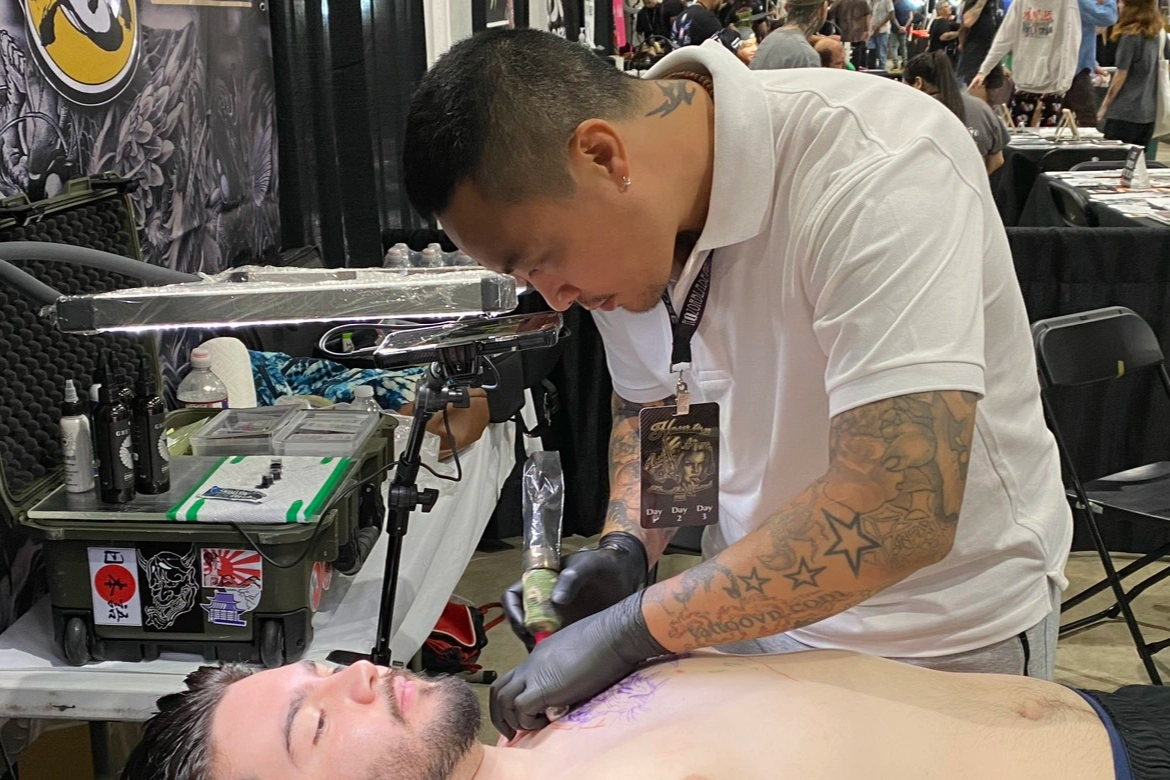 Le type qui adore faire des tours de passe-passe avec des tatouages et qui a une philosophie du tatouage très étrange - 5 Chàng trai thích làm xiếc với hình xăm và triết lý xăm cực lạ - 5