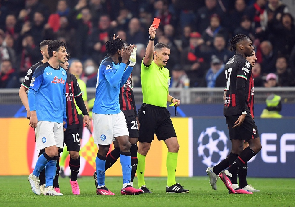 Đánh bại 10 người của Napoli, AC Milan có lợi thế ở Champions League - 4