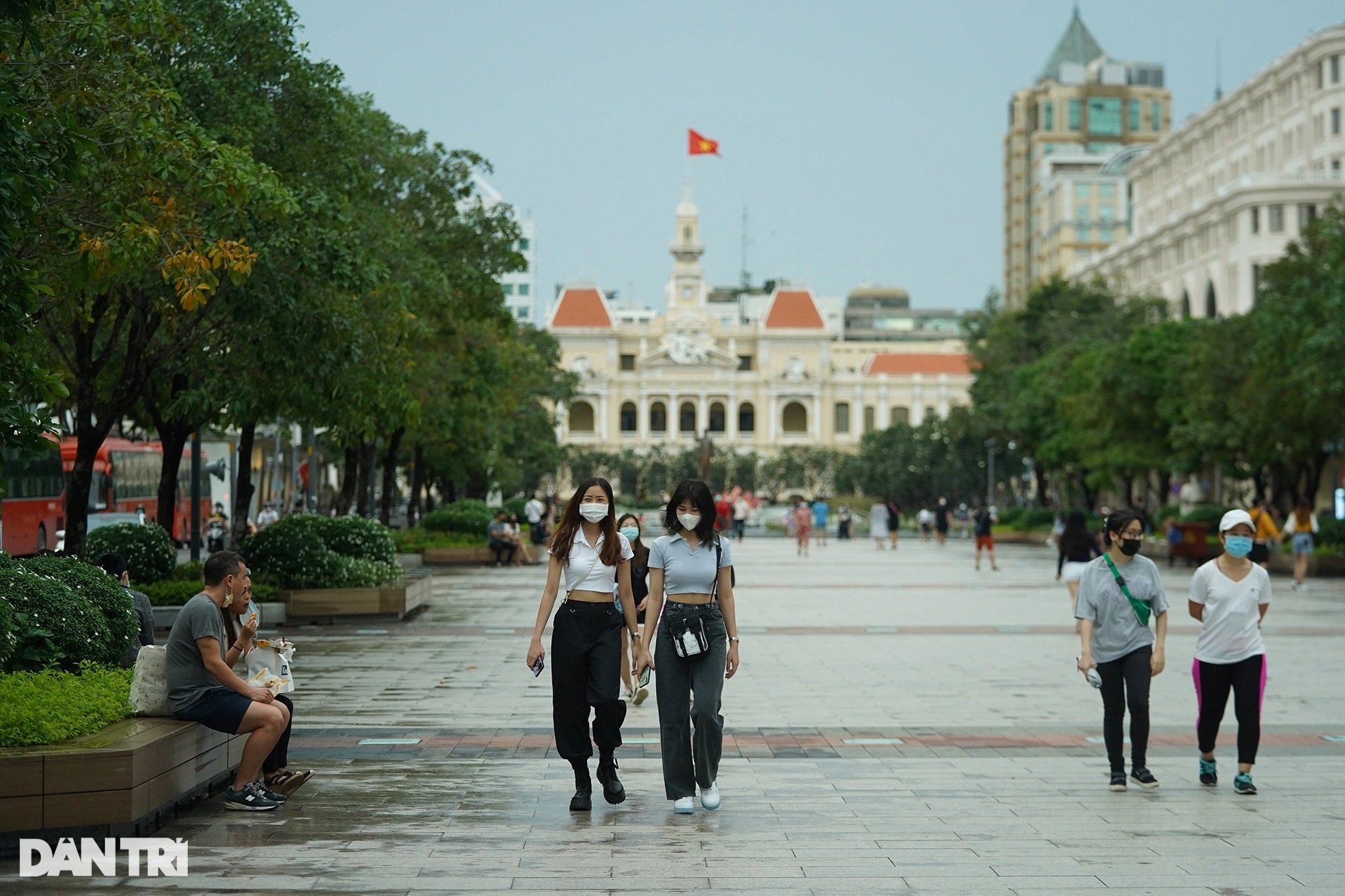 TPHCM tăng cường xử lý tình trạng bát nháo quanh phố đi bộ Nguyễn Huệ - 2