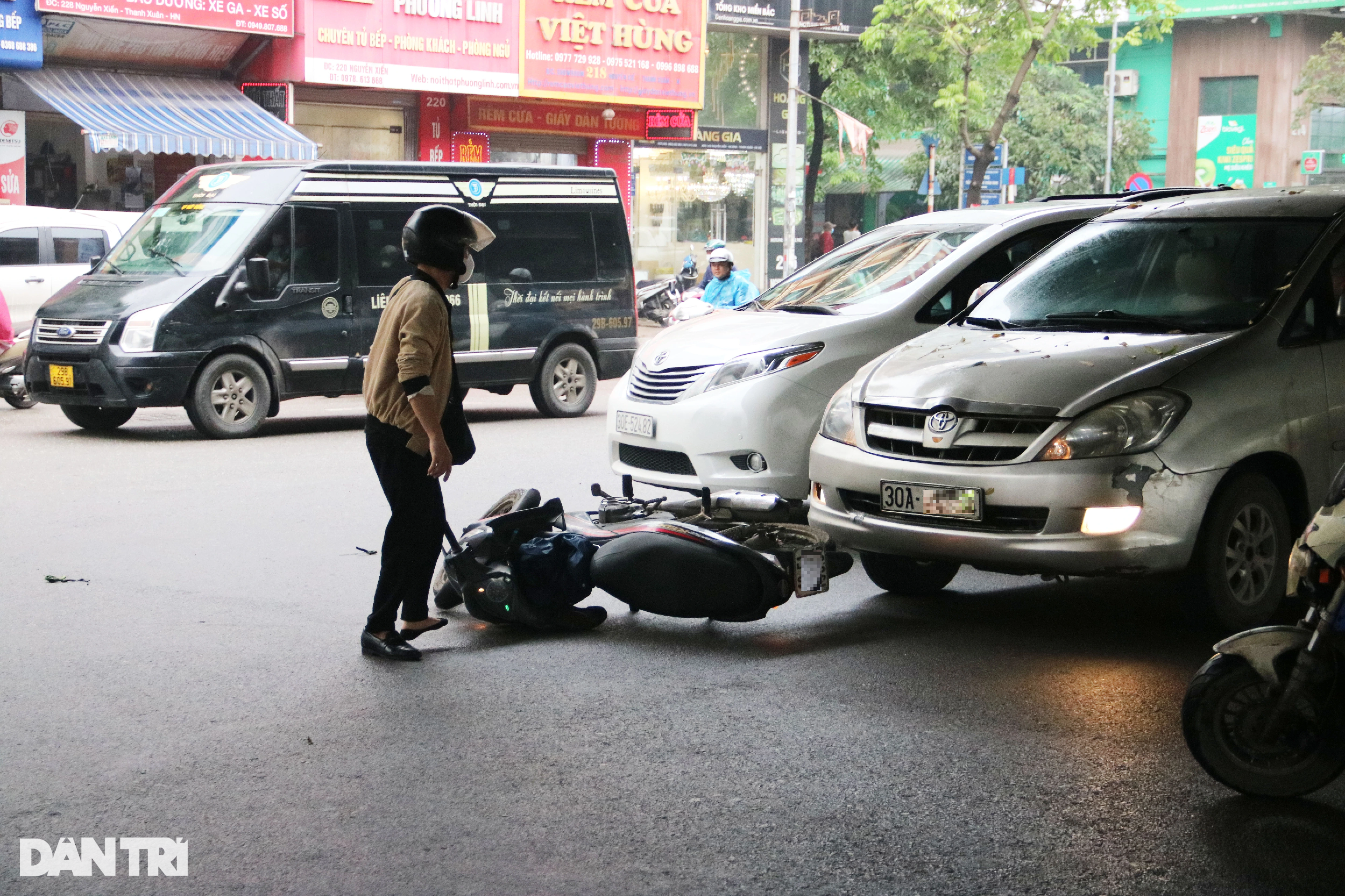 Hà Nội: Hàng loạt phương tiện đi ngược chiều trên đường Nguyễn Xiển mở rộng - 4