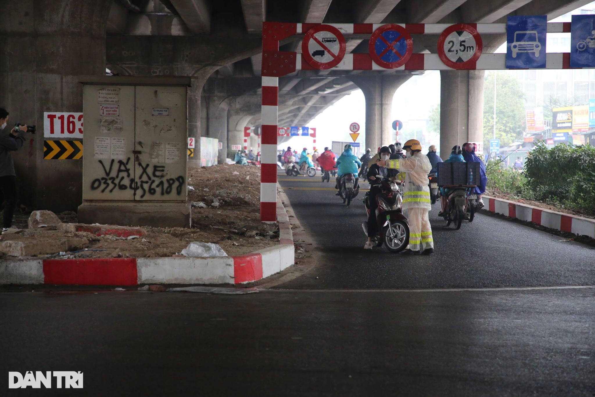 Hà Nội: Hàng loạt phương tiện đi ngược chiều trên đường Nguyễn Xiển mở rộng - 1