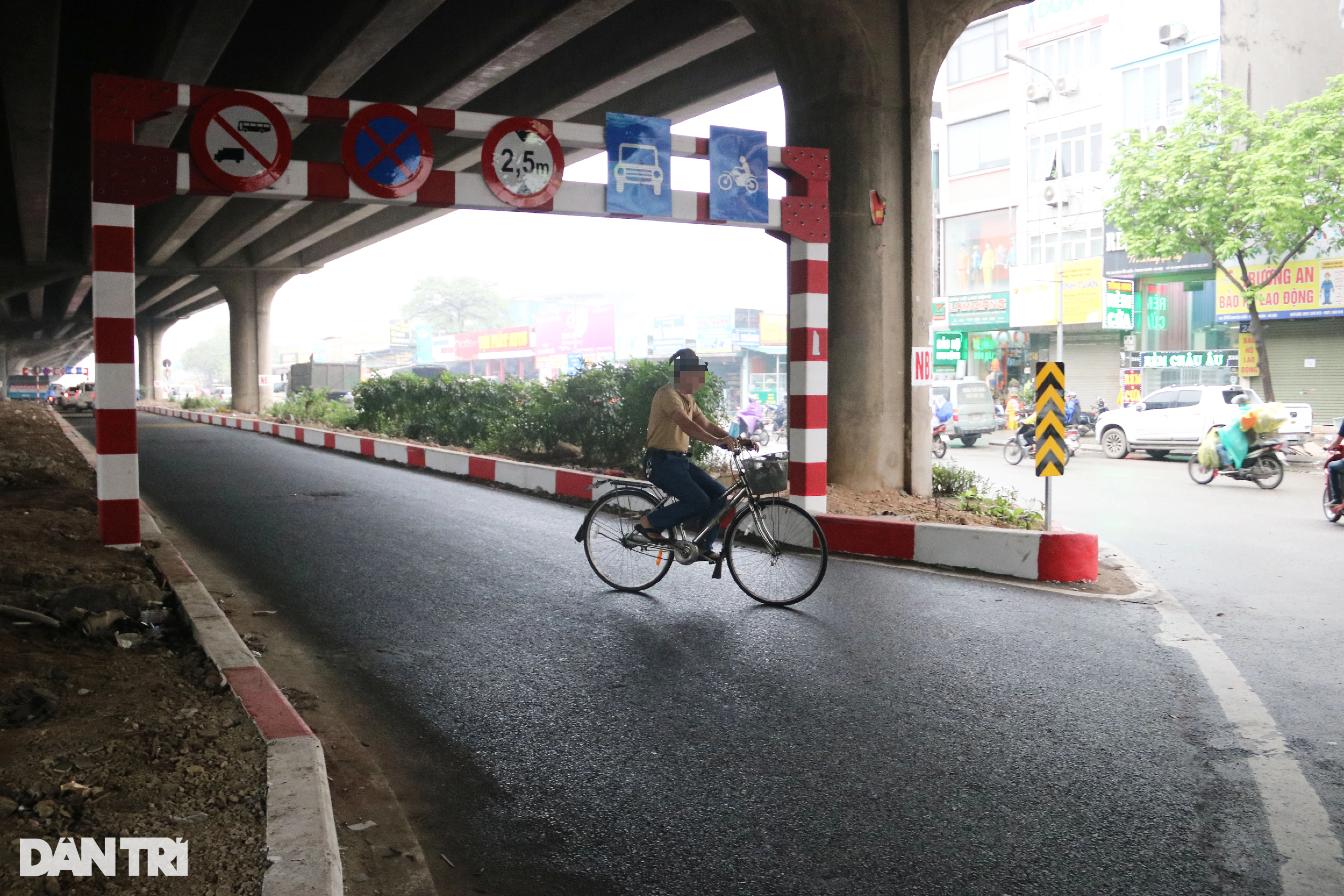 Hà Nội: Hàng loạt phương tiện đi ngược chiều trên đường Nguyễn Xiển mở rộng - 3