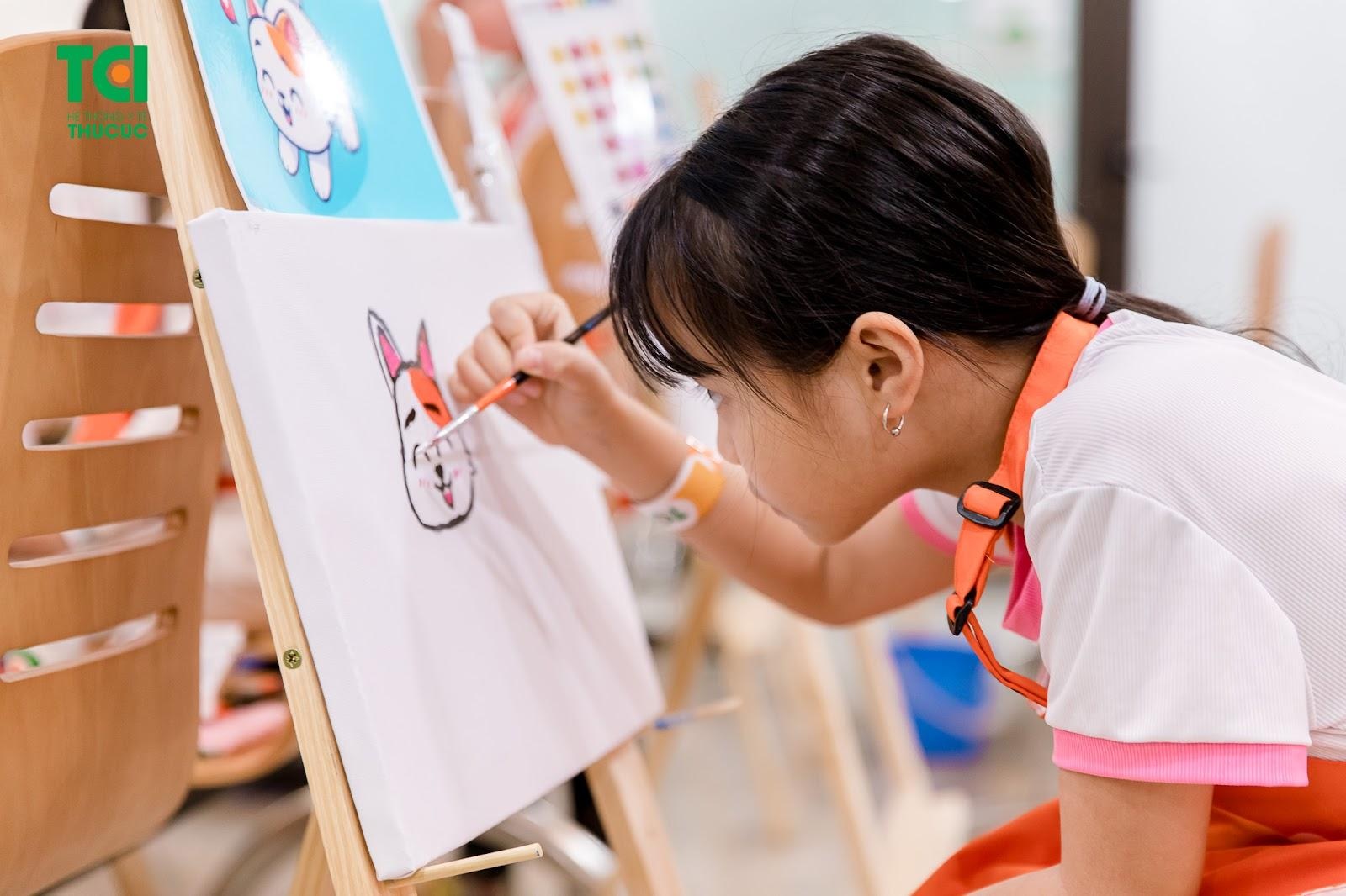 View - Khám dinh dưỡng và dạy vẽ miễn phí cho trẻ ở Hà Nội | Báo Dân trí