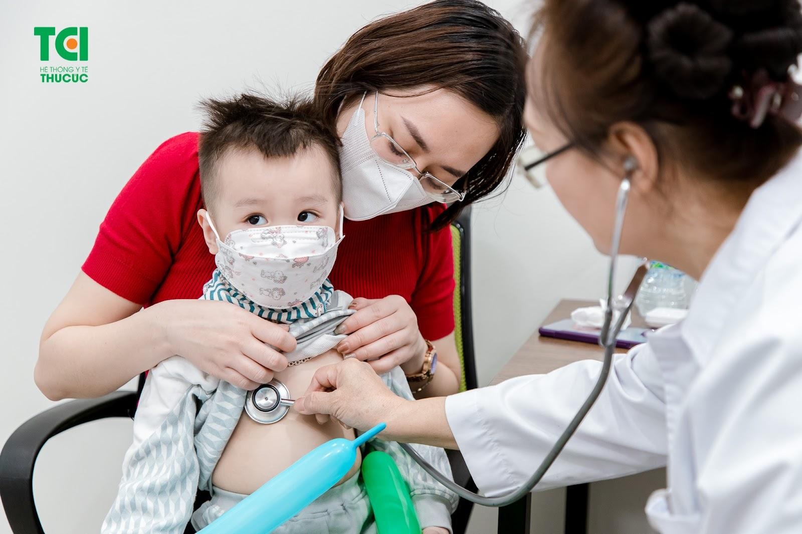 View - Khám dinh dưỡng và dạy vẽ miễn phí cho trẻ ở Hà Nội | Báo Dân trí