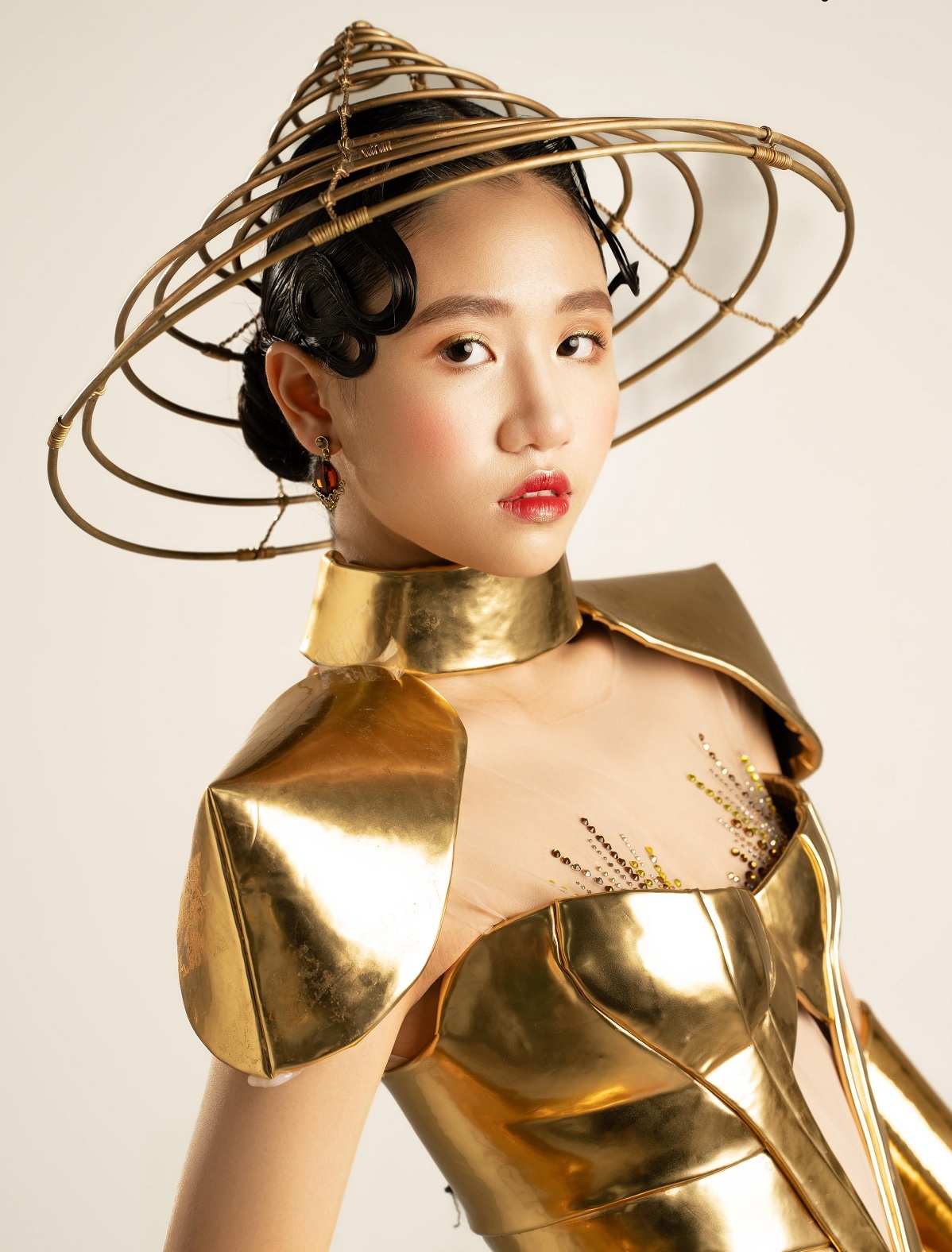 View - Mẫu nhí Đặng Minh Anh cuốn hút với trang phục lạ mắt | Báo Dân trí