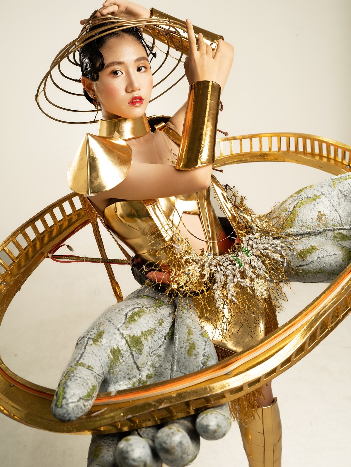 View - Mẫu nhí Đặng Minh Anh cuốn hút với trang phục lạ mắt | Báo Dân trí