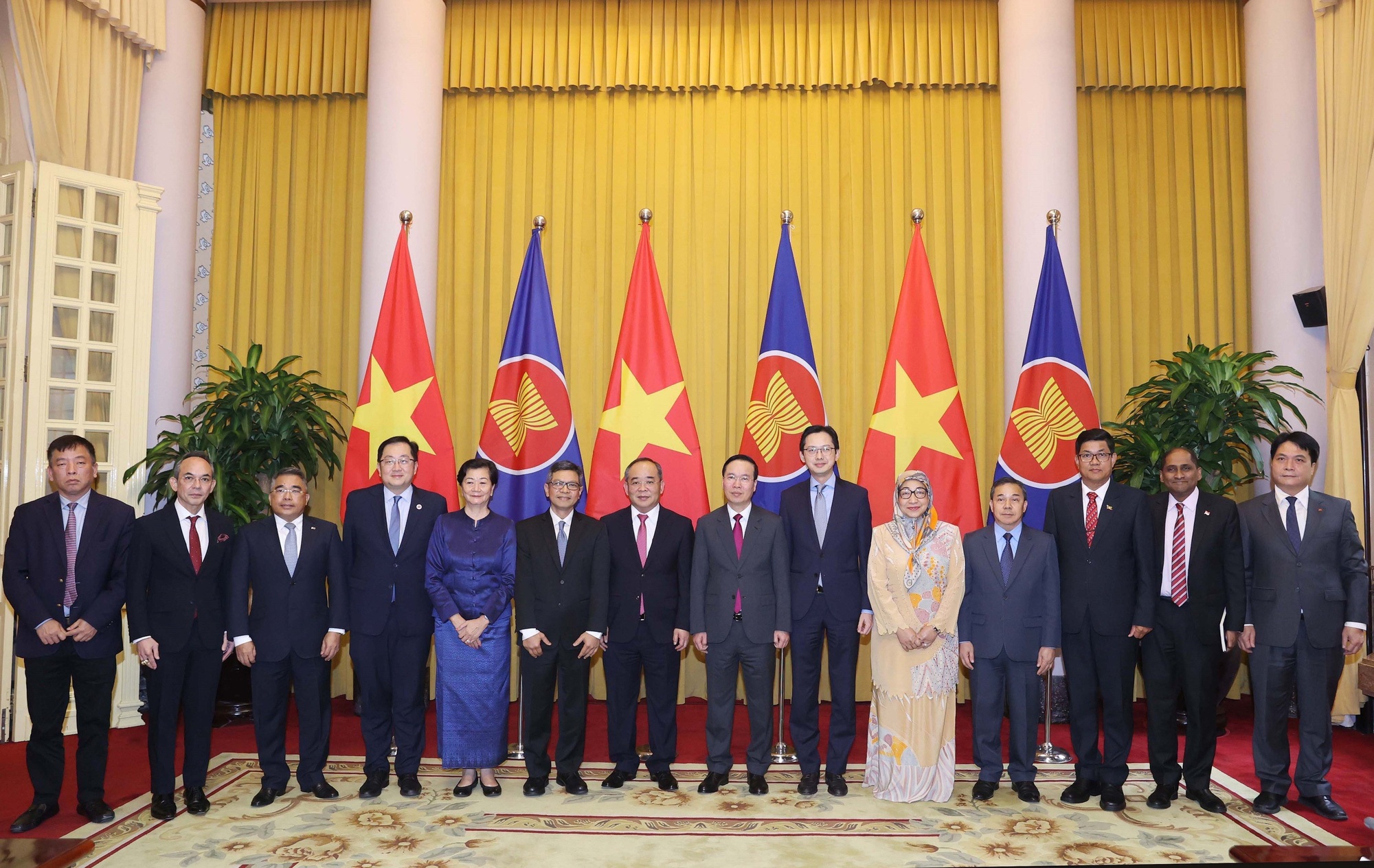 Đại sứ các nước ASEAN đến chào và chúc mừng Chủ tịch nước Võ Văn Thưởng - 1