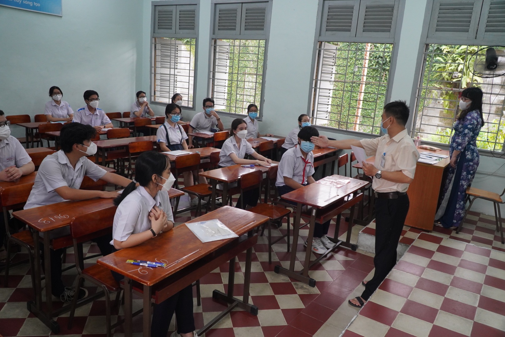 Choáng với mức học phí lớp 10 ở TPHCM tăng 1.400% - 2