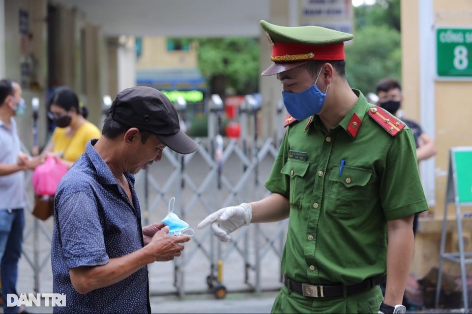 Hà Nội yêu cầu người dân sử dụng phương tiện công cộng phải đeo khẩu trang - 1