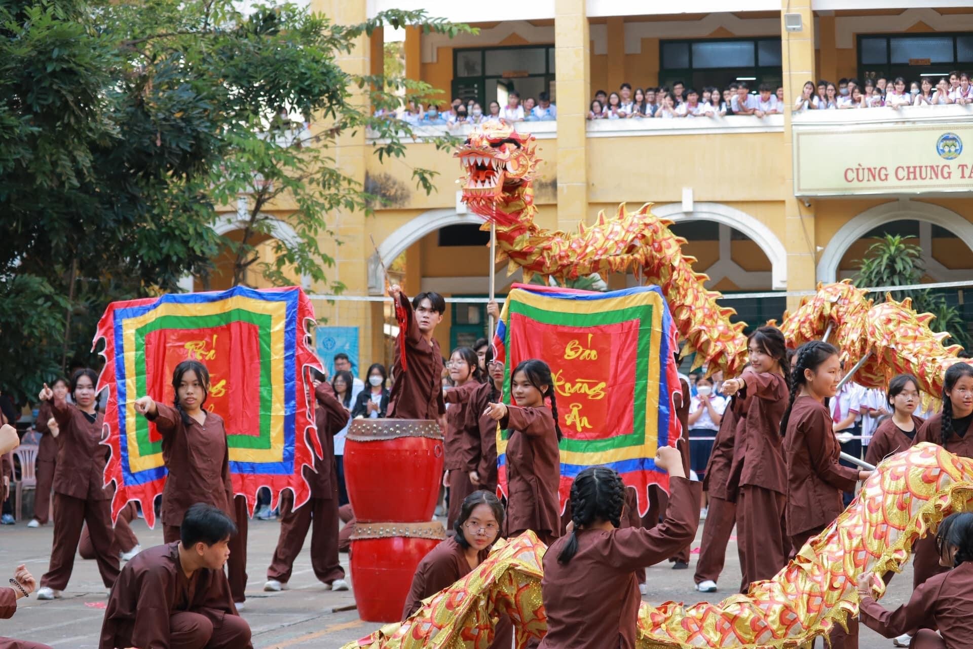 Học sinh nhảy flashmob kể chuyện lịch sử gây sốt mạng - 1