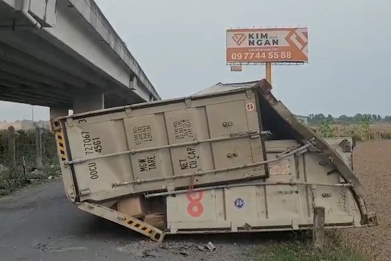 Thùng xe container bay trên cao tốc Trung Lương - TPHCM xuống đất - 1