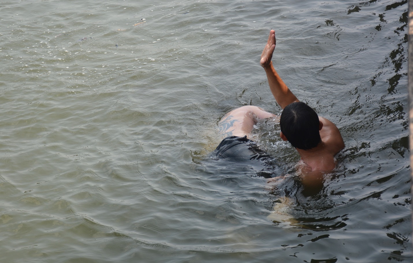 Nhận lời thách đố bơi sông khi đang nhậu, thanh niên chìm mất tích - 1