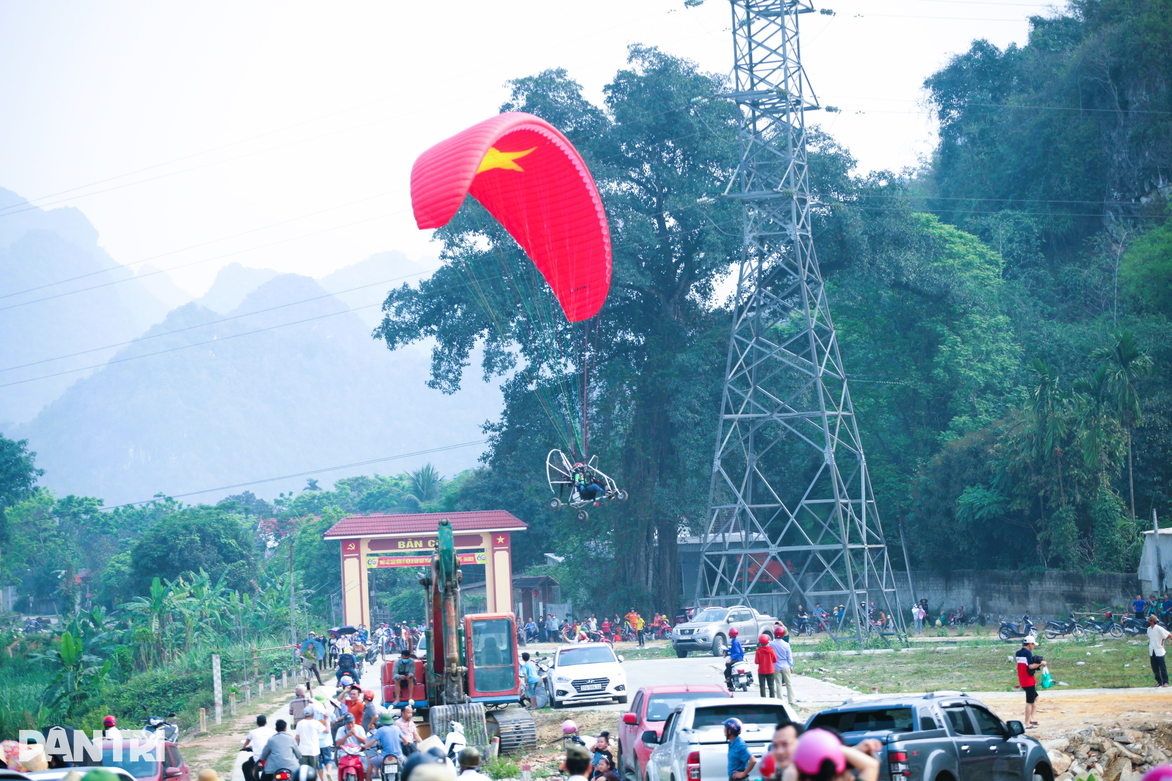View - Ấn tượng màn bay dù lượn lần đầu tổ chức ở huyện miền núi | Báo Dân trí