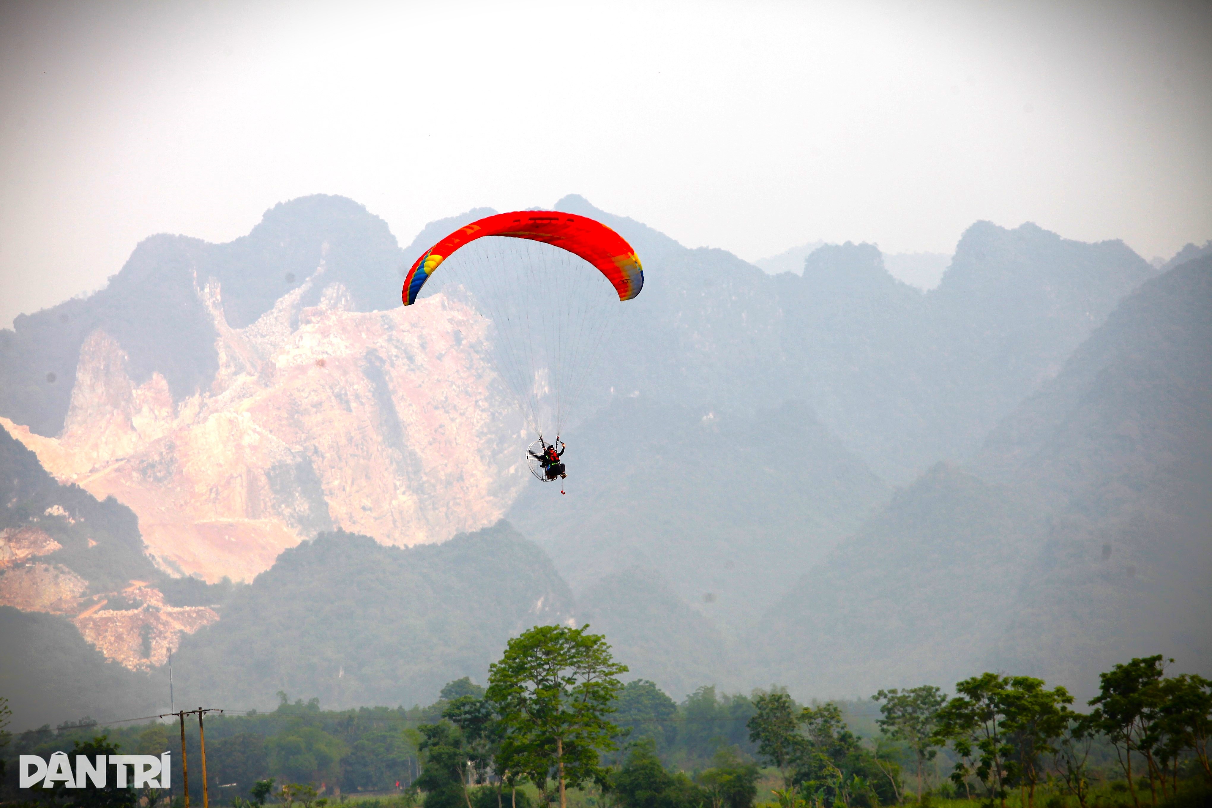 View - Ấn tượng màn bay dù lượn lần đầu tổ chức ở huyện miền núi | Báo Dân trí