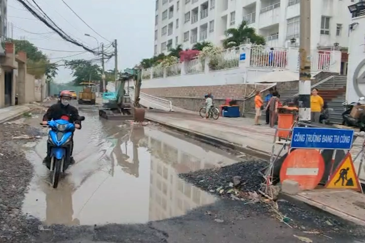 Chủ đầu tư ngó lơ khi đường ngập, căn hộ thấm nước tại chung cư ở TPHCM - 1