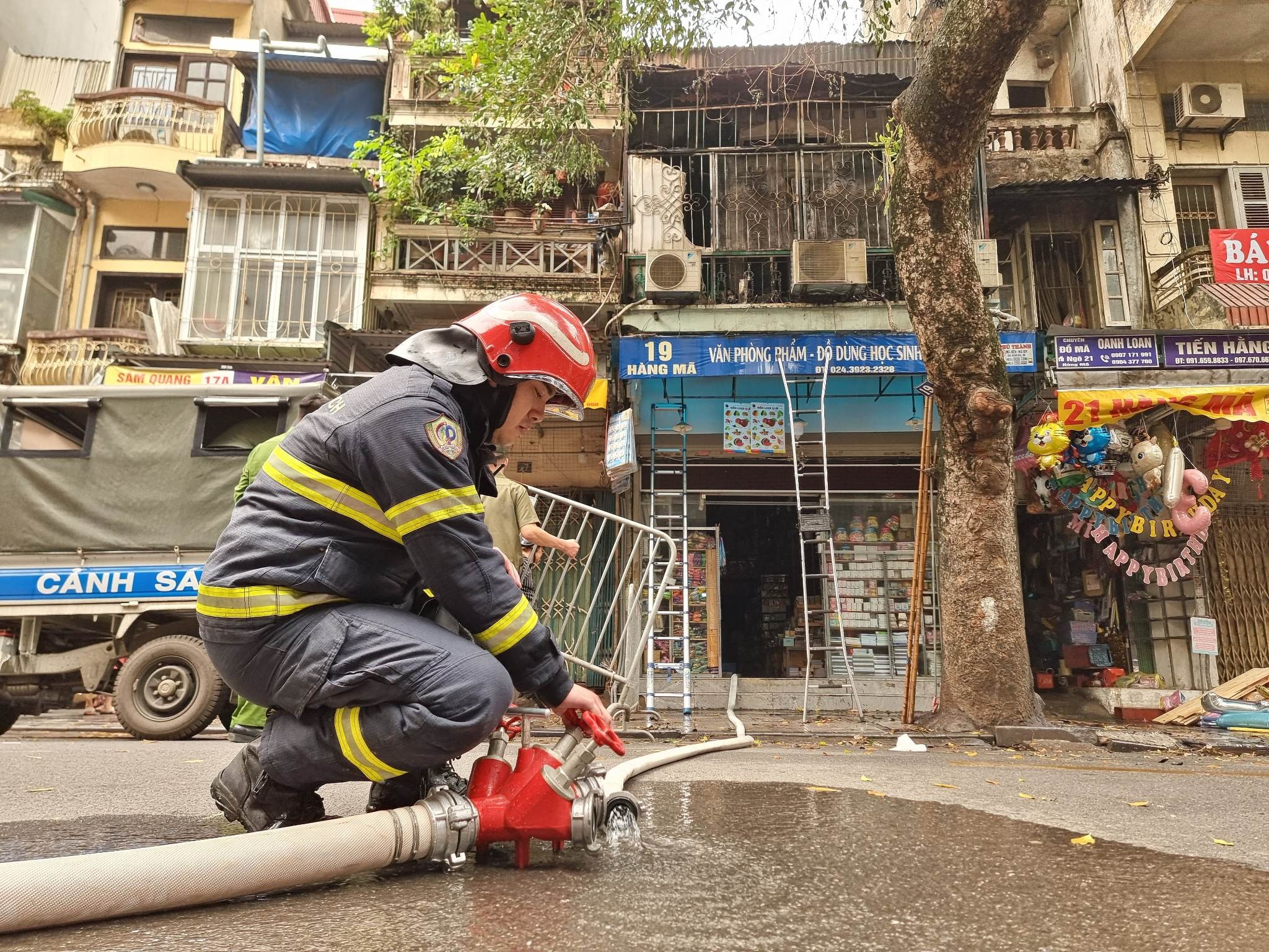 Lửa cháy ngùn ngụt tại ngôi nhà trên phố cổ Hà Nội - 2