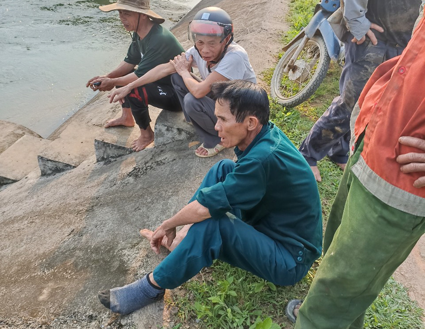 Lão nông 63 tuổi lao xuống dòng nước xiết cứu sống 2 nam thanh niên - 2