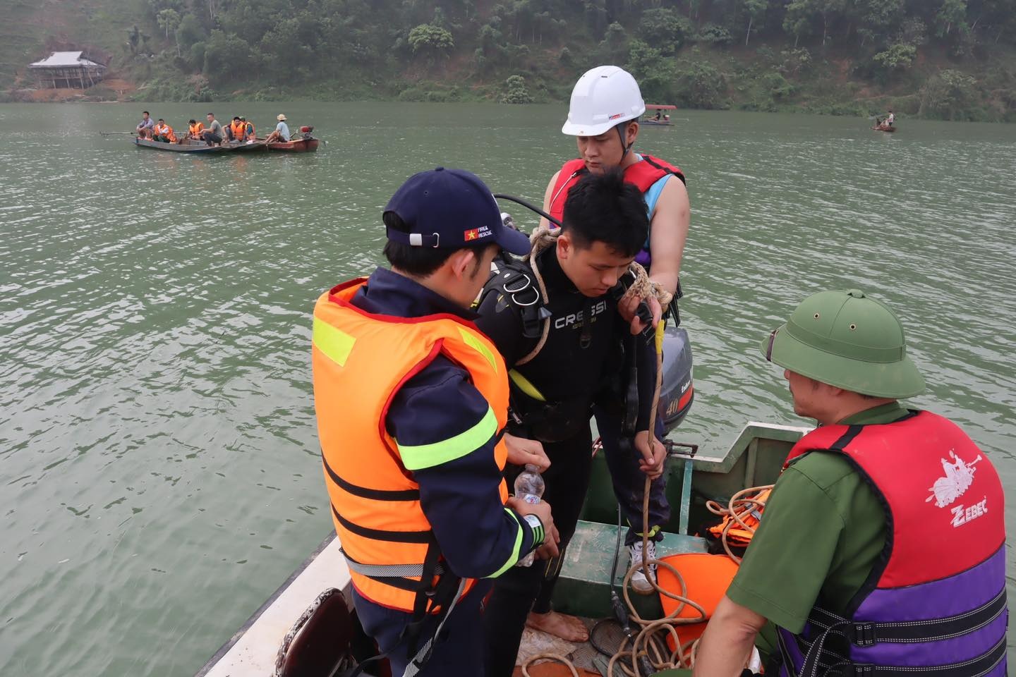 Người nhái lặn tìm nạn nhân mất tích trong vụ lật thuyền trên sông Lô - 1