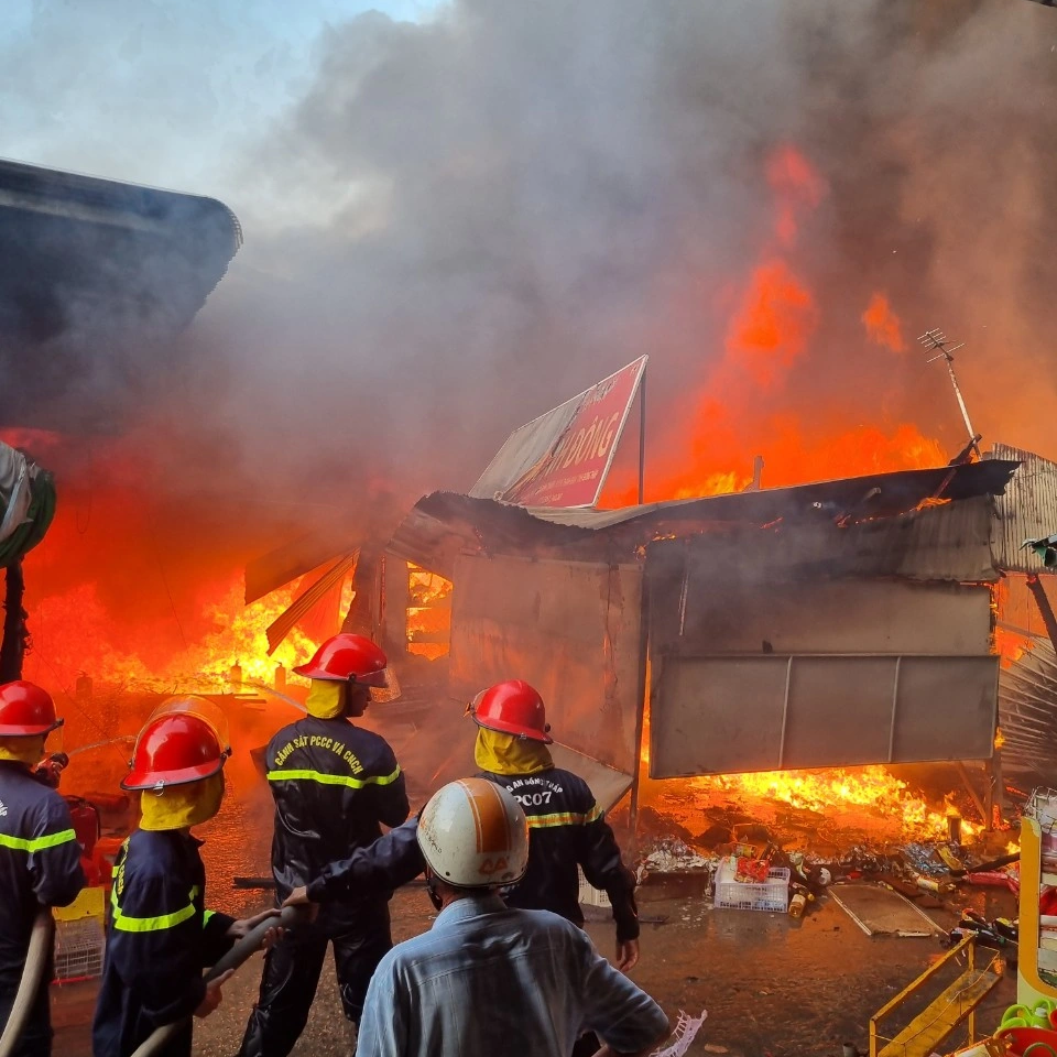 Cháy chợ Bình Thành ở Đồng Tháp, 14 ki ốt bị thiêu rụi - 1