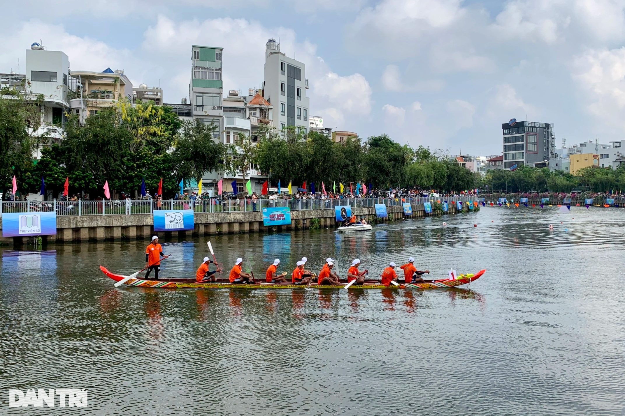 Người dân TPHCM lần đầu tiên xem đua ghe ngo trên kênh Nhiêu Lộc - Thị Nghè - 7