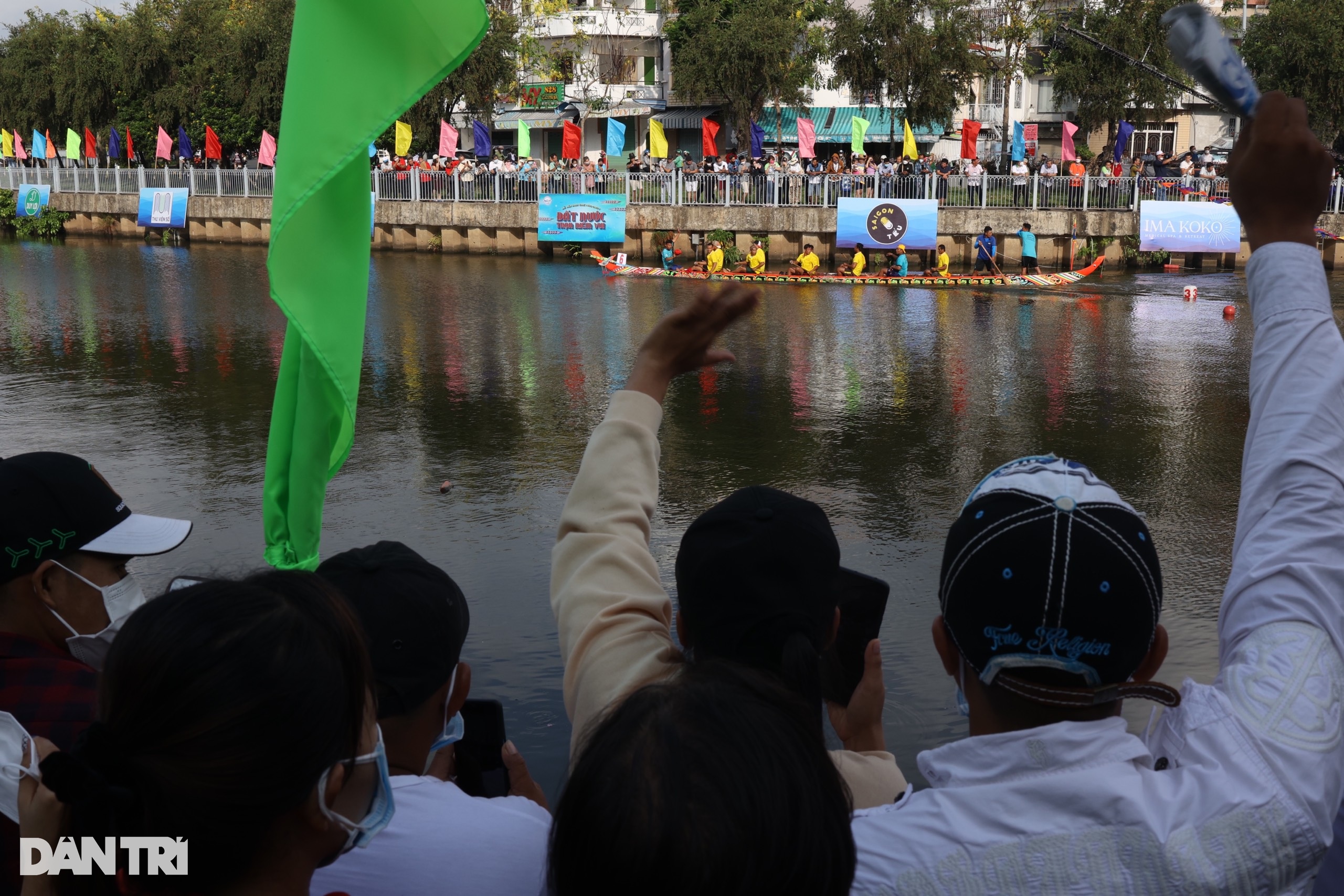 Người dân TPHCM lần đầu tiên xem đua ghe ngo trên kênh Nhiêu Lộc - Thị Nghè - 4