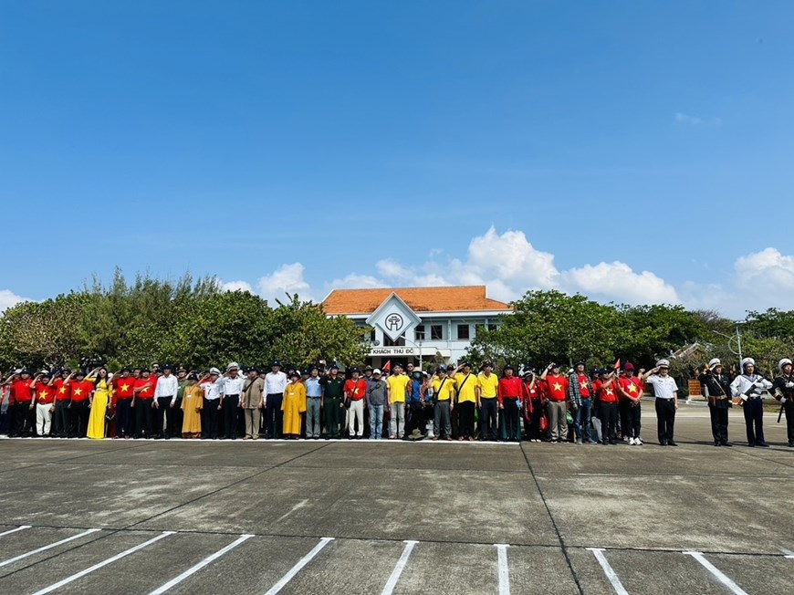 Gallery - Kiều bào từ 22 quốc gia dự lễ chào cờ tại Trường Sa | Báo Dân trí