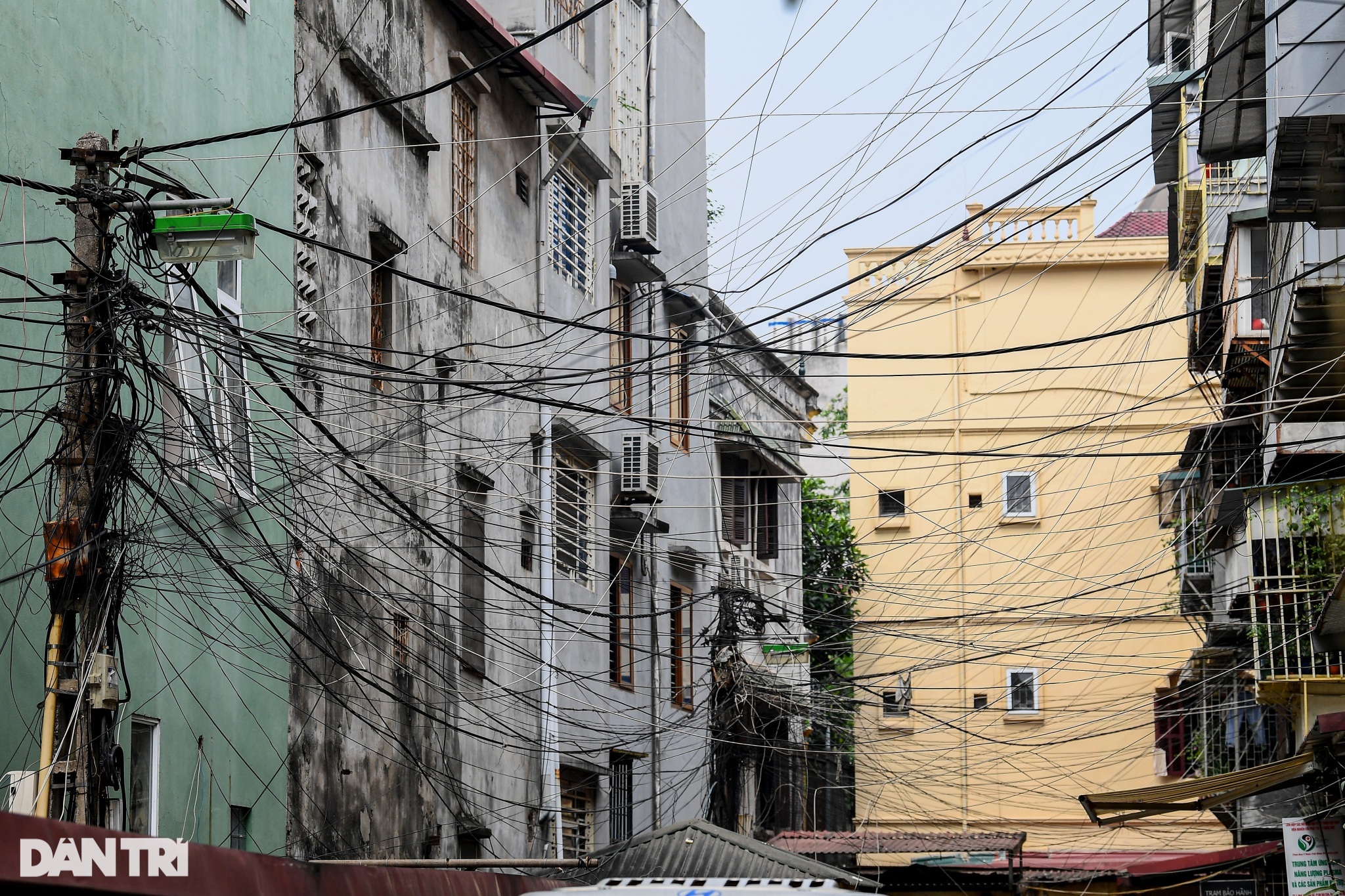 Dây điện, cáp viễn thông chăng mạng nhện khắp đường phố Hà Nội - 13