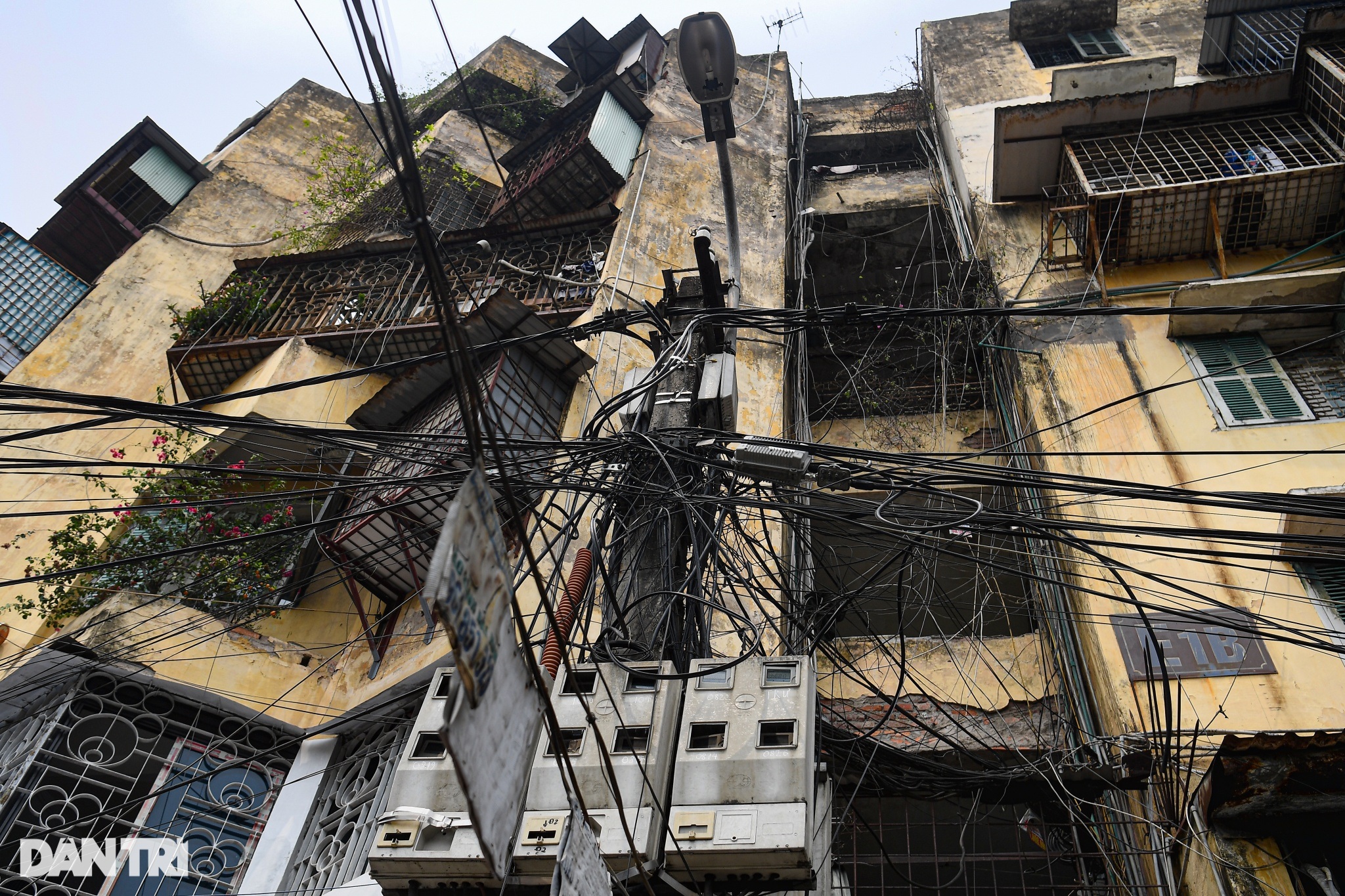 Dây điện, cáp viễn thông chăng mạng nhện khắp đường phố Hà Nội - 11