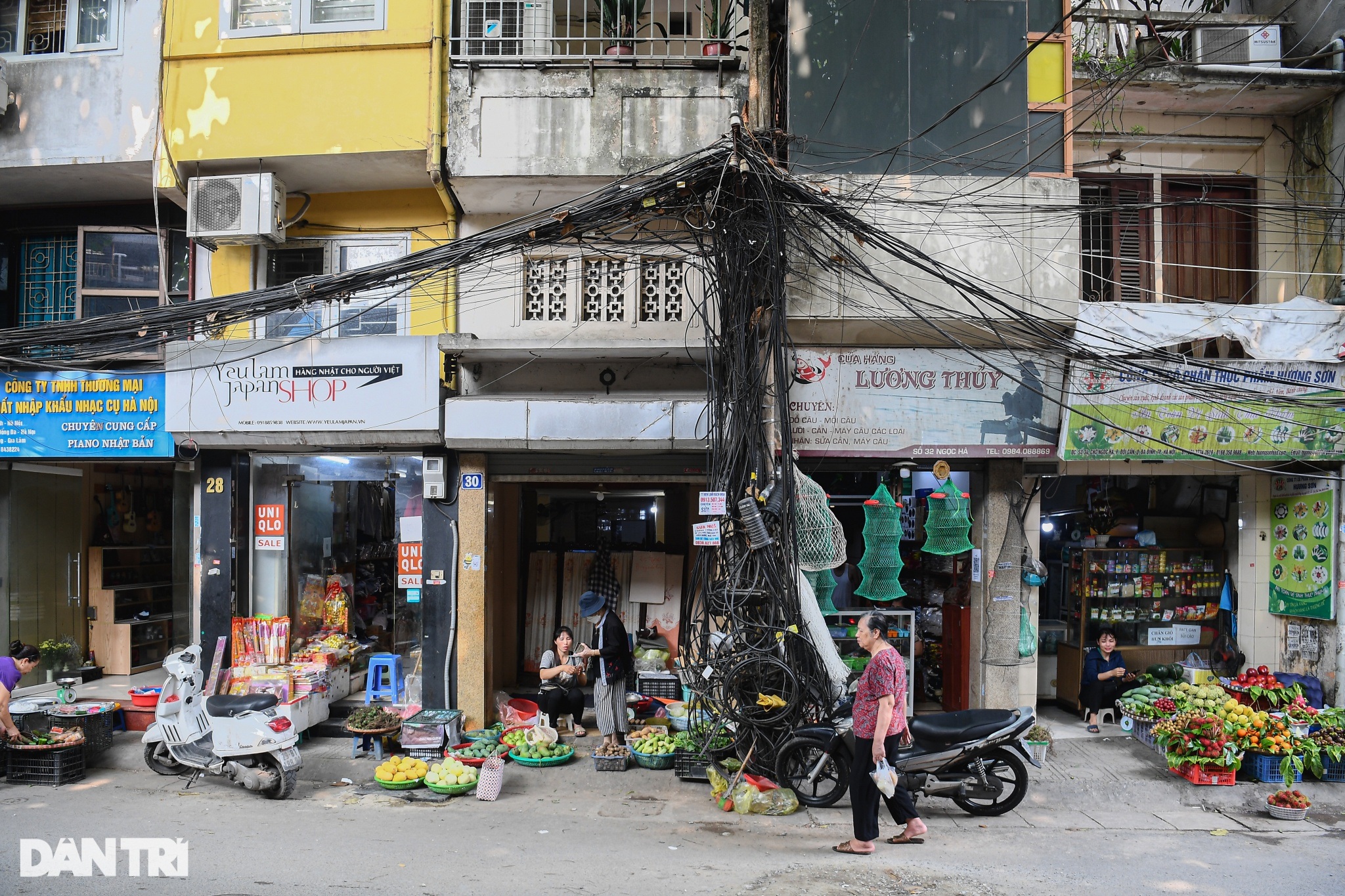 Dây điện, cáp viễn thông chăng mạng nhện khắp đường phố Hà Nội - 1